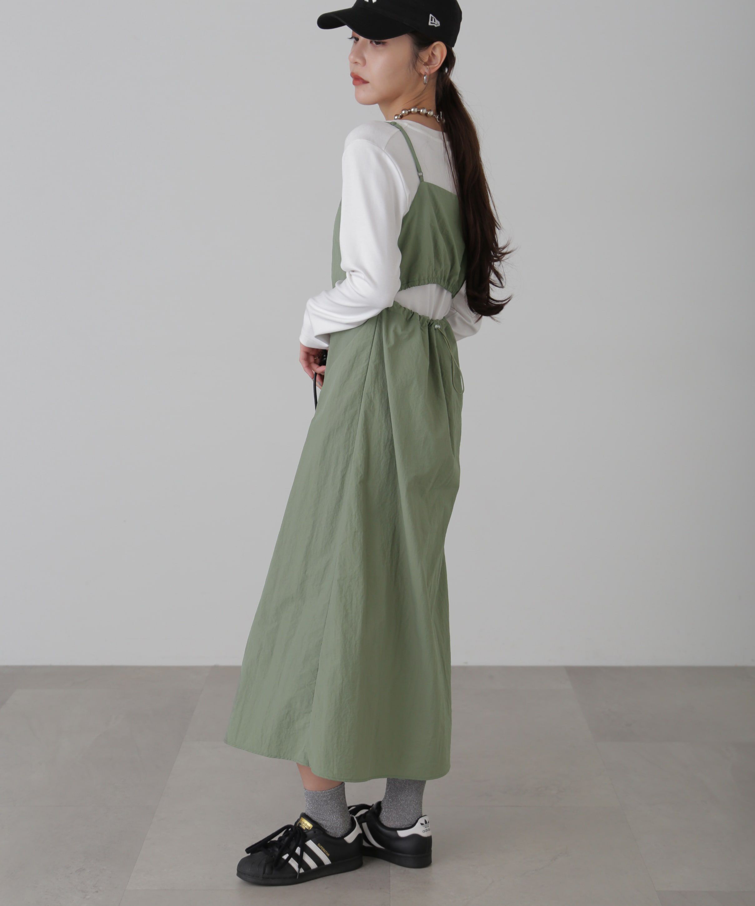  「バックオープンナイロンジャンパースカート」|ワンピース|ライトカーキ