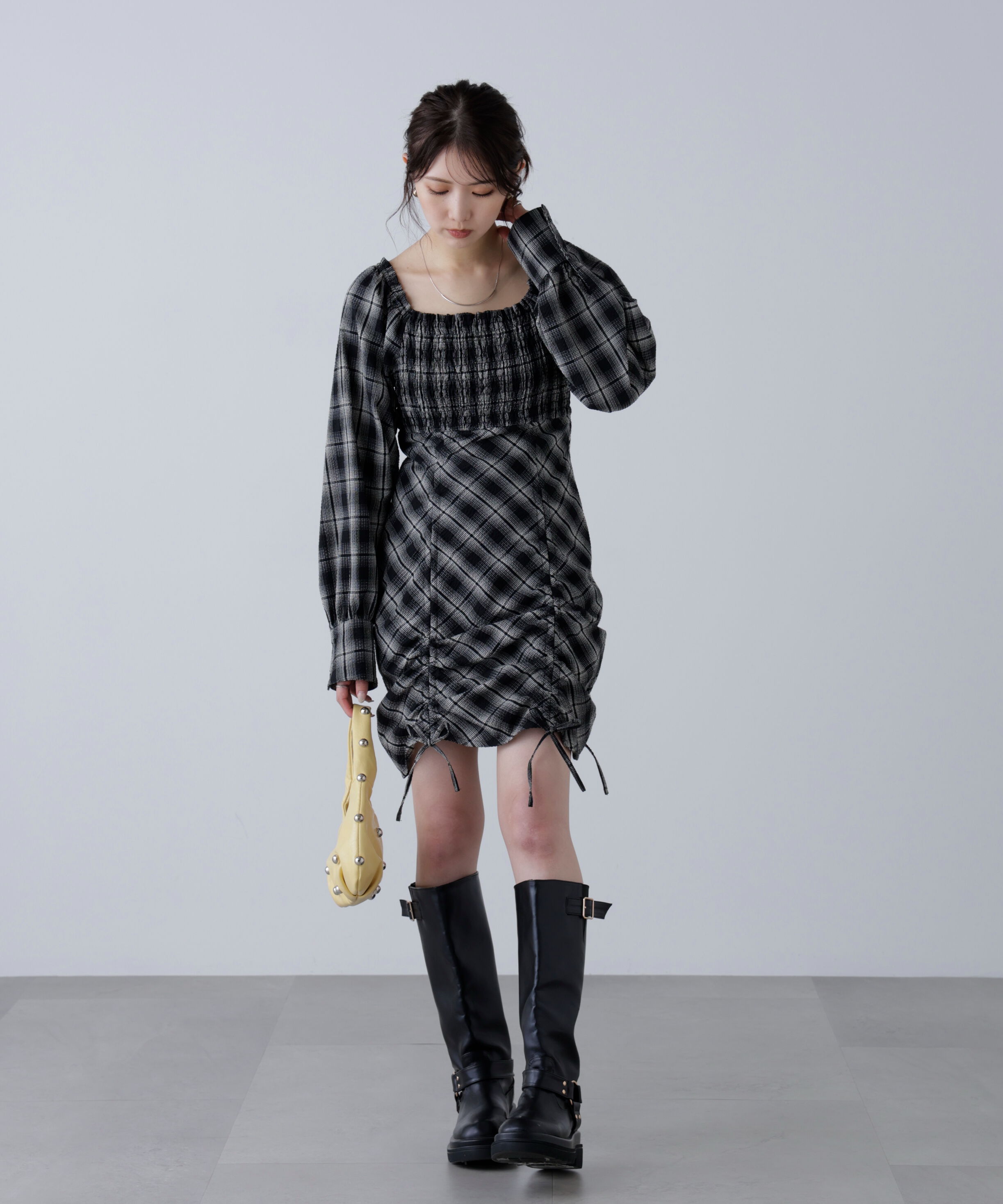  「シャーリングドロストリボンチェックミニワンピース」|ワンピース|