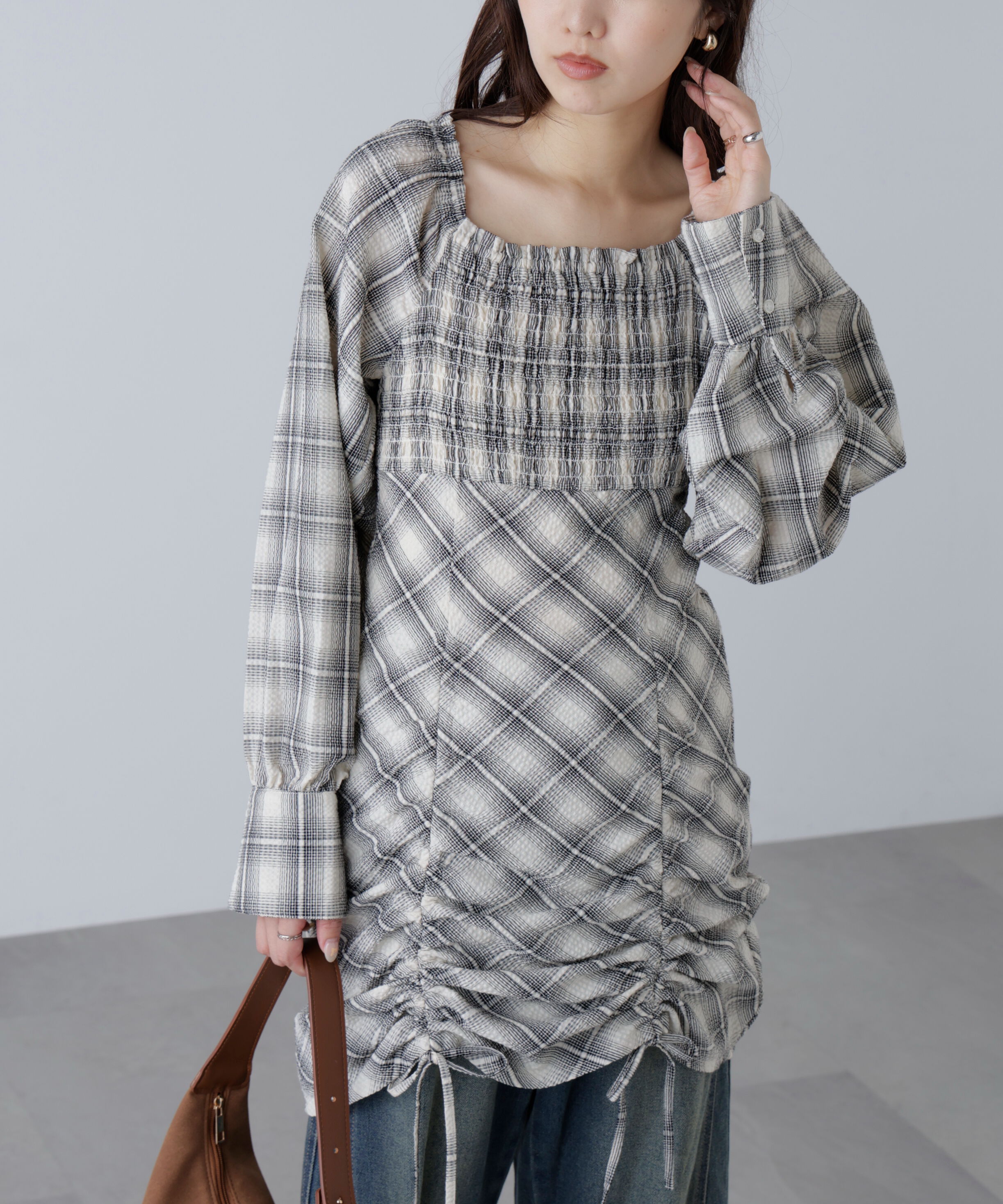  「シャーリングドロストリボンチェックミニワンピース」|ワンピース|