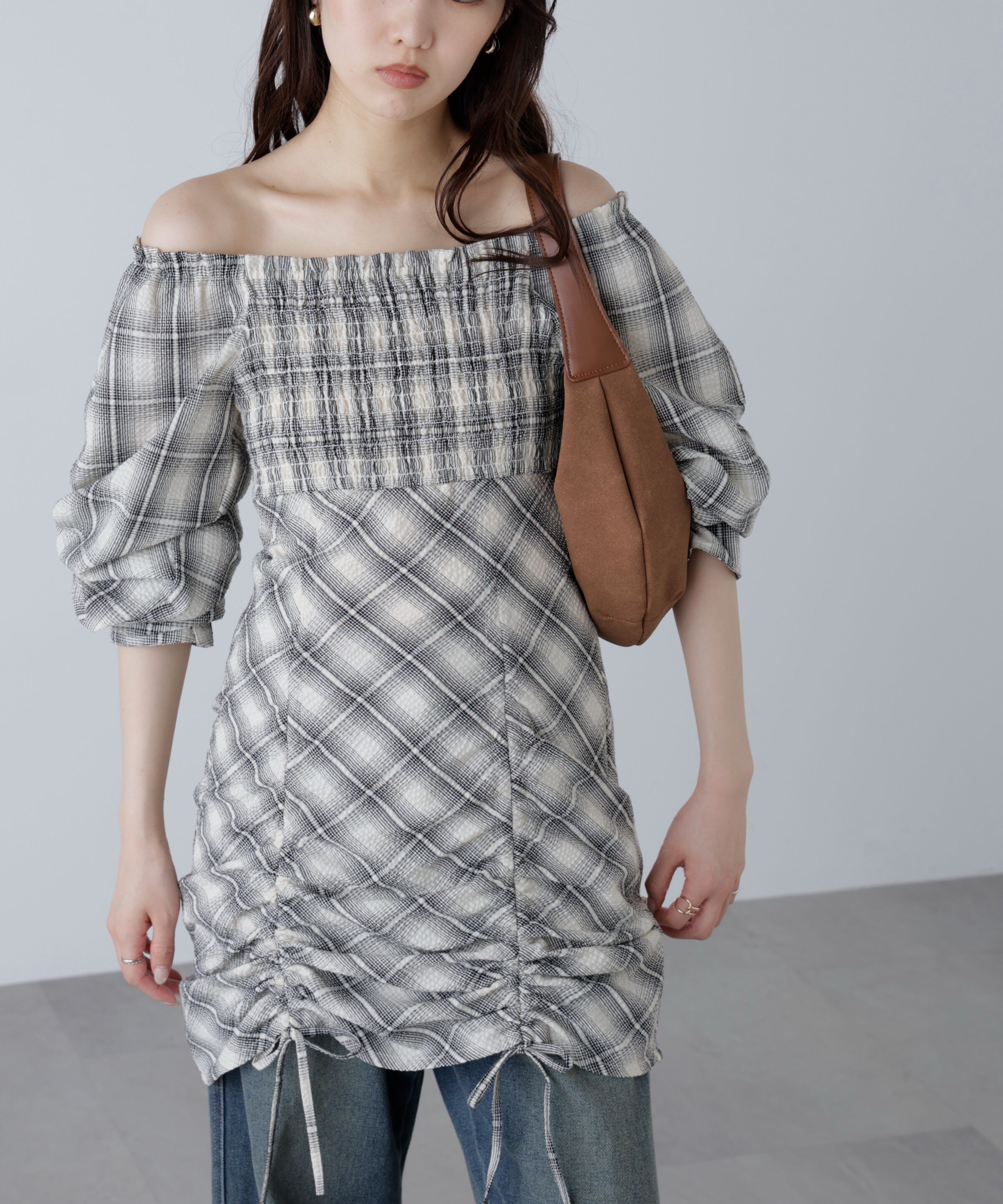  「シャーリングドロストリボンチェックミニワンピース」|ワンピース|