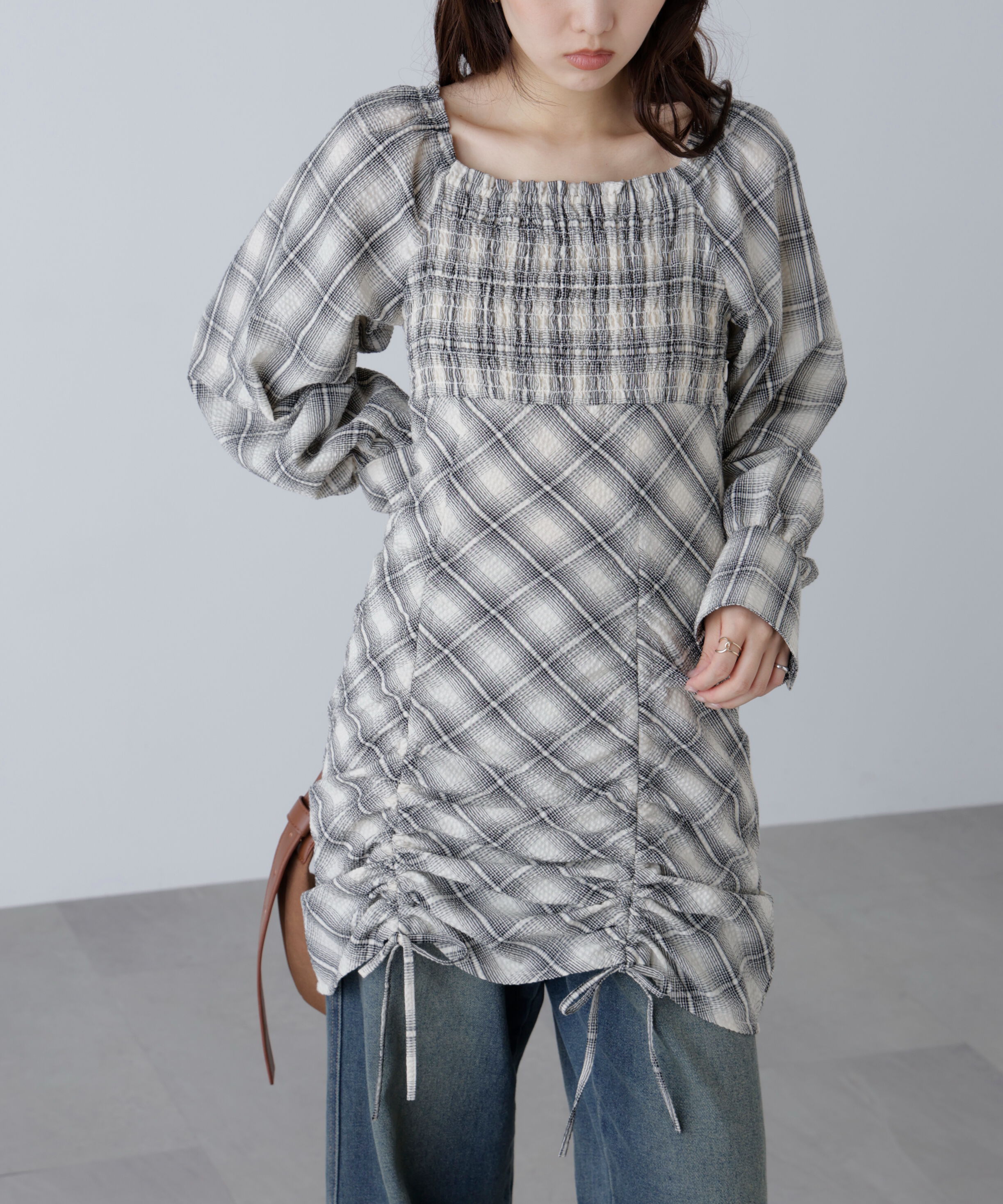  「シャーリングドロストリボンチェックミニワンピース」|ワンピース|