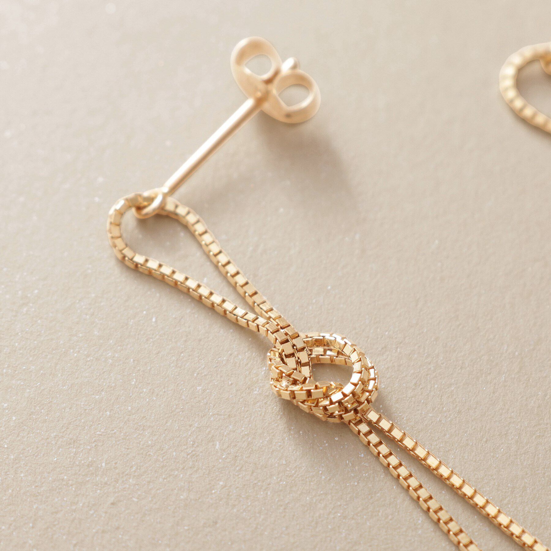 COCOSHNIK「K10ベネチアンノットフリンジ スタッドピアス大」|ピアス|