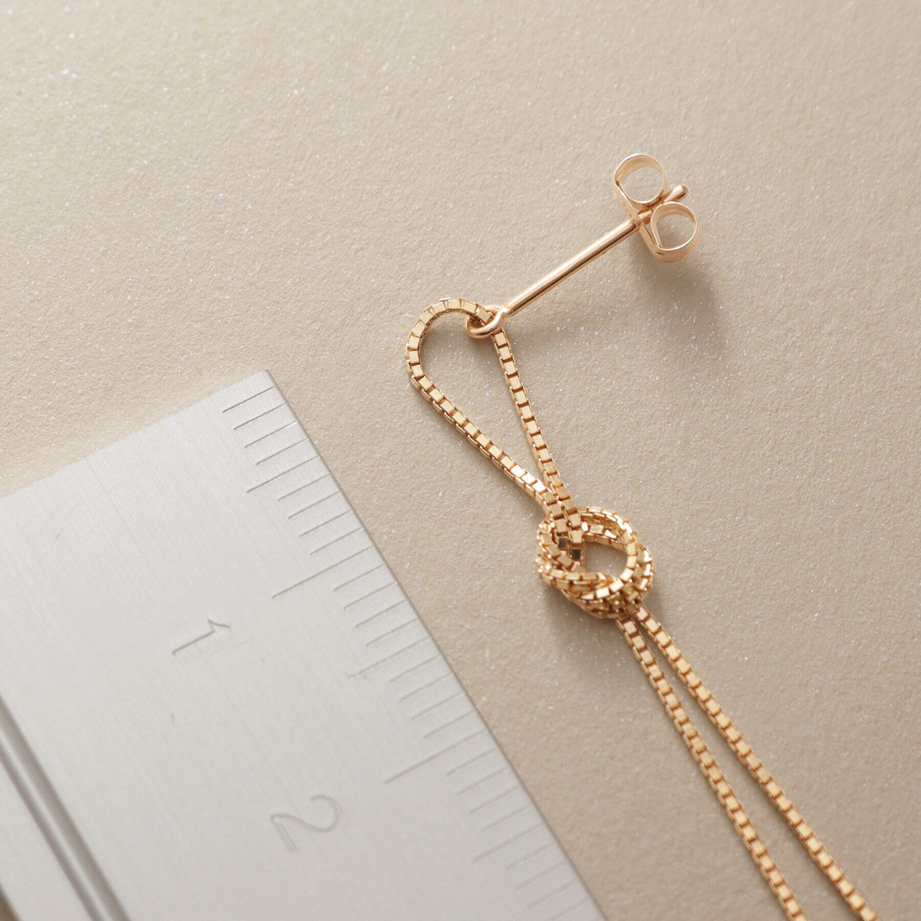 COCOSHNIK「K10ベネチアンノットフリンジ スタッドピアス大」|ピアス|