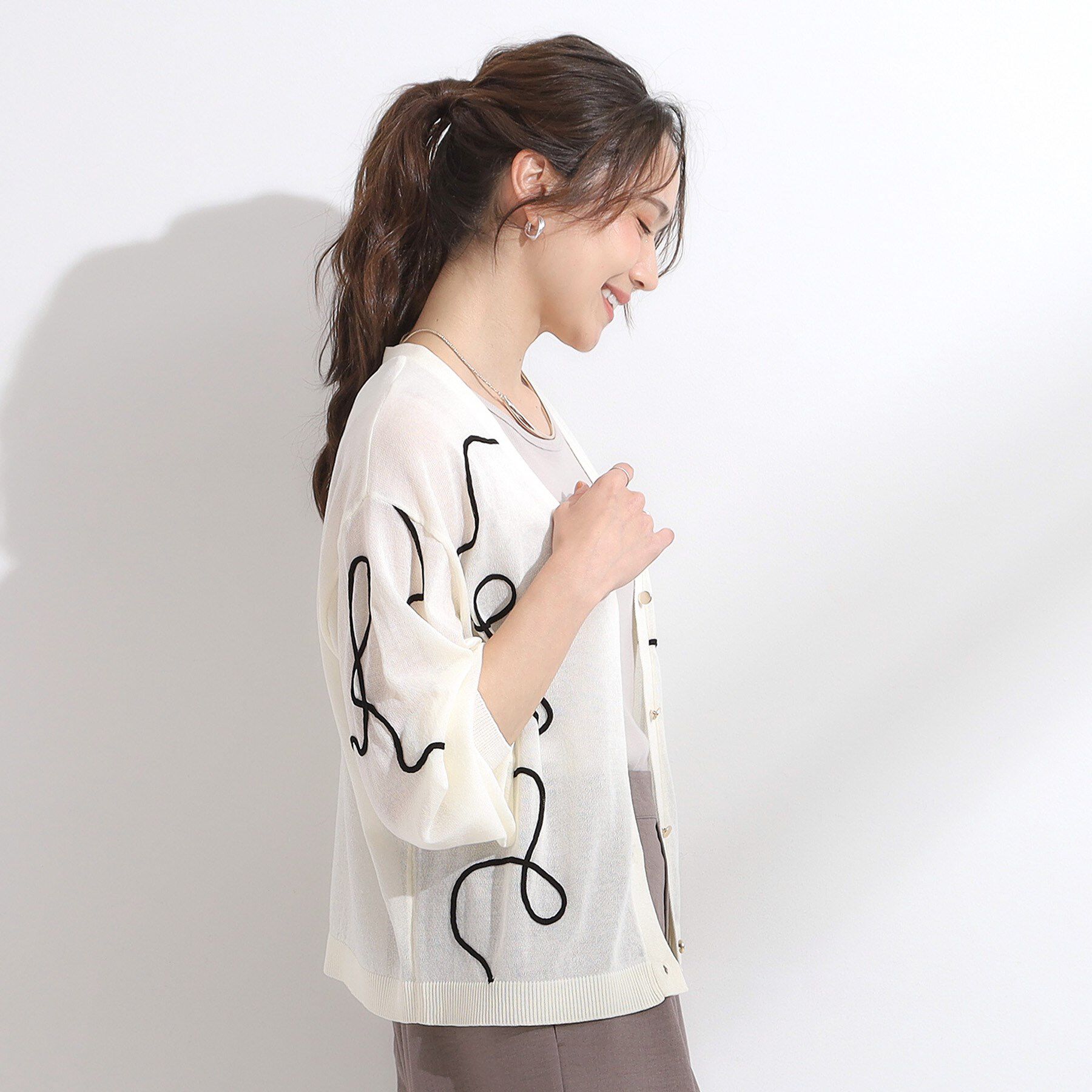 SHOO･LA･RUE「ニュアンスデザインがこなれ見え 刺繍デザイン シアーカーディガン」|カーディガン|