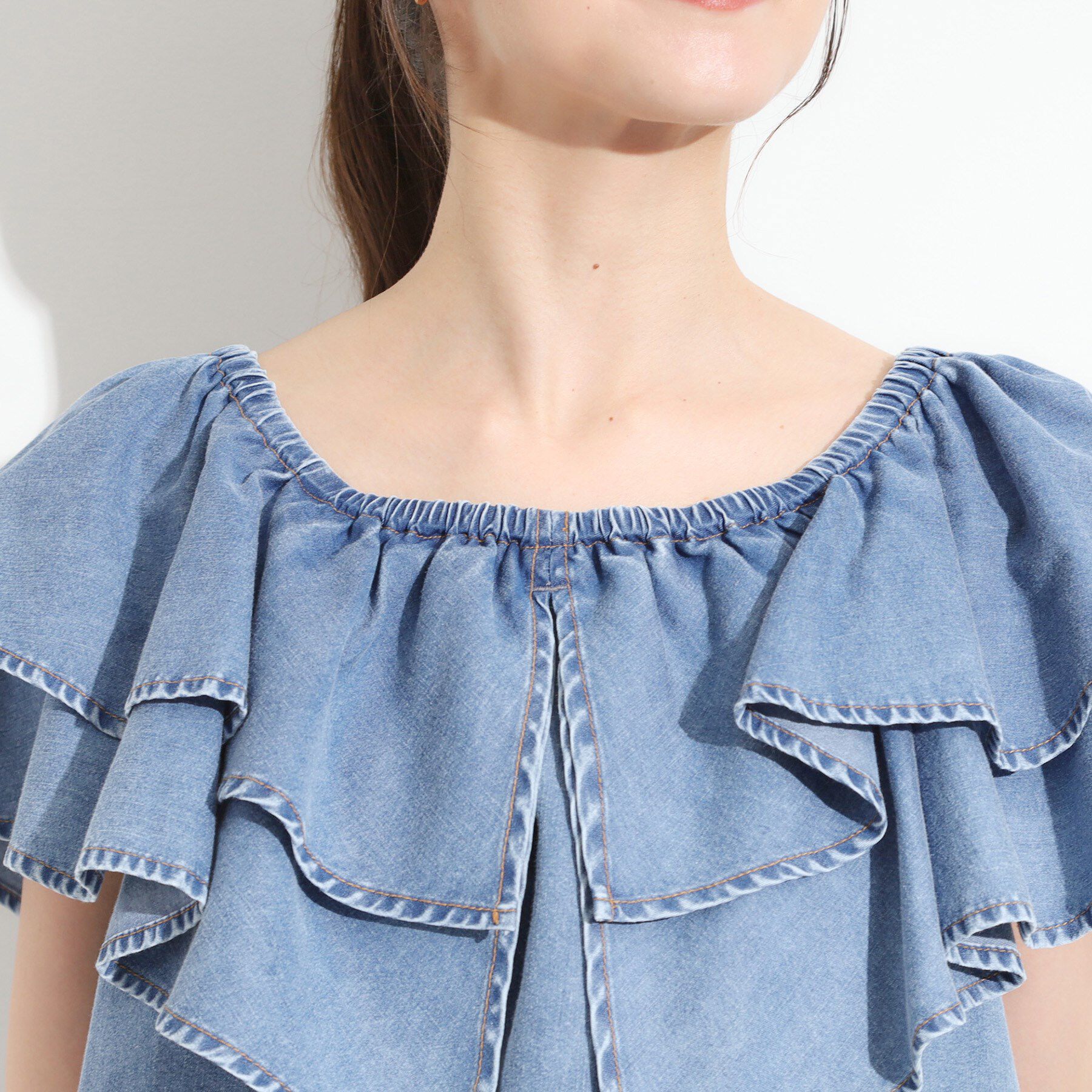 SHOO･LA･RUE「【セットアップ可/前後2WAY/オフショル2WAY】着こなしを楽しめる デニムフリルブラウス」|シャツ・ブラウス|