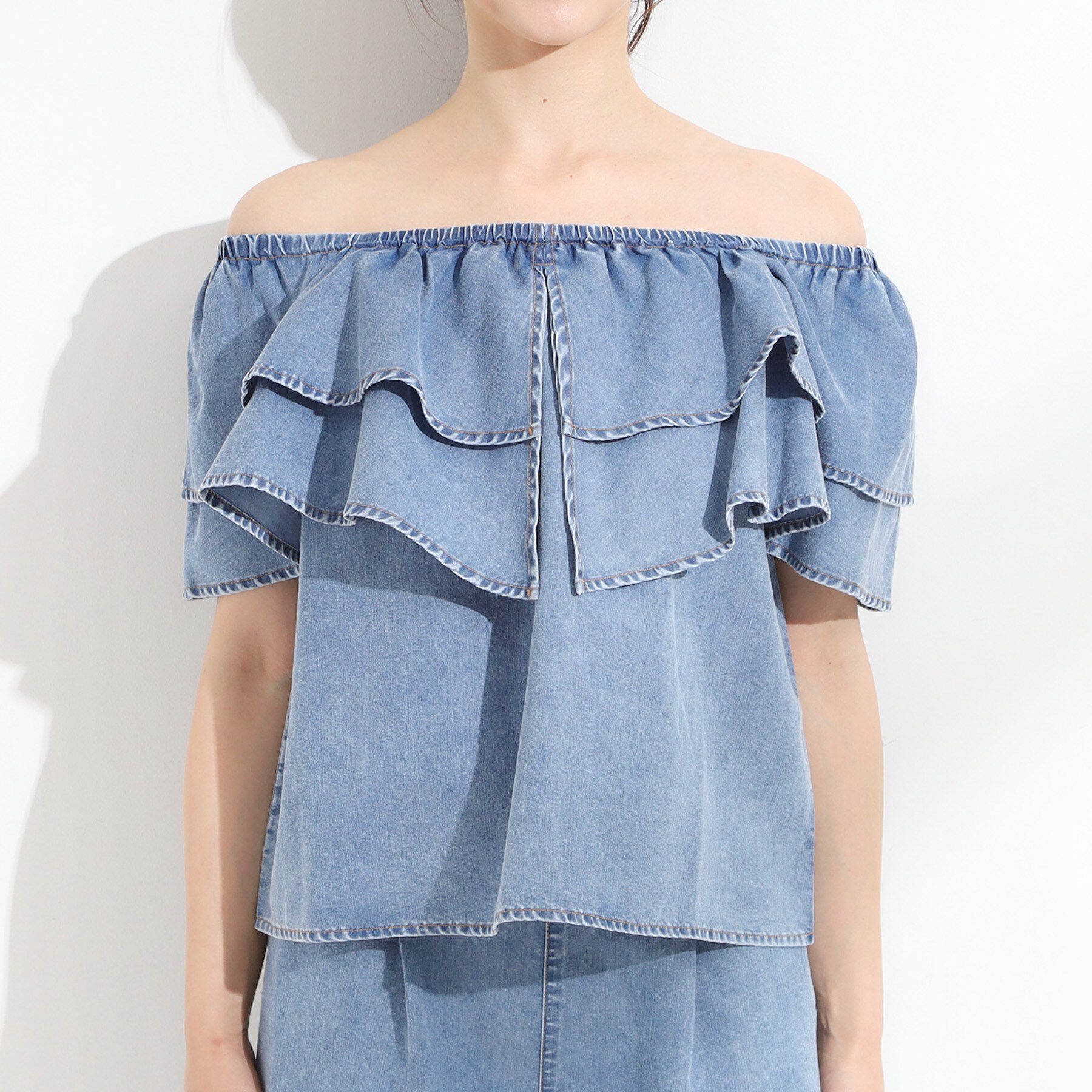 SHOO･LA･RUE「【セットアップ可/前後2WAY/オフショル2WAY】着こなしを楽しめる デニムフリルブラウス」|シャツ・ブラウス|