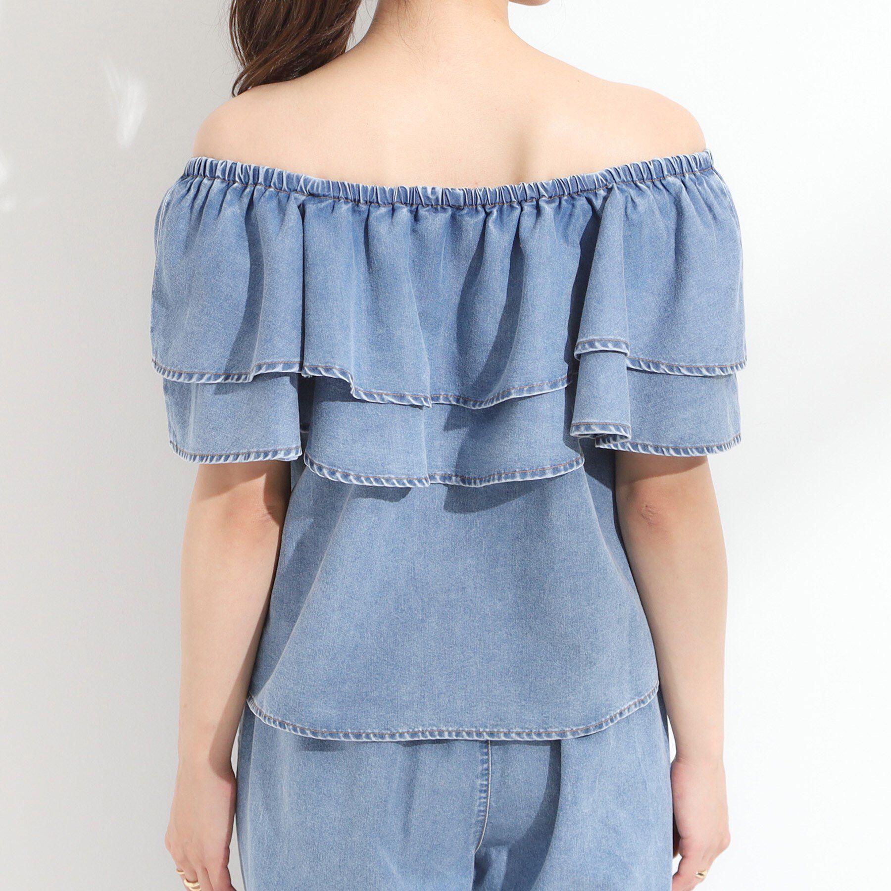 SHOO･LA･RUE「【セットアップ可/前後2WAY/オフショル2WAY】着こなしを楽しめる デニムフリルブラウス」|シャツ・ブラウス|