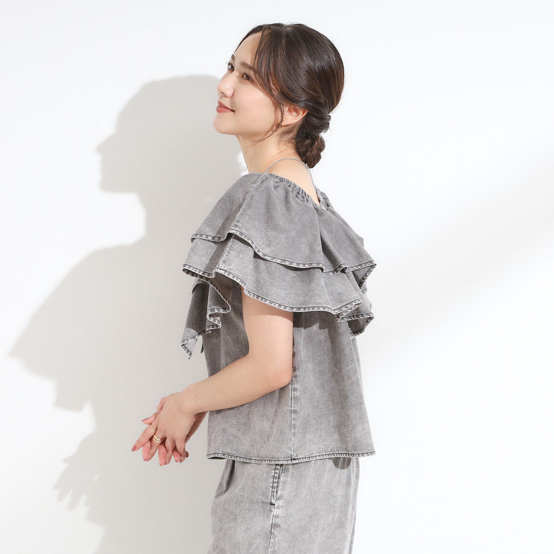 SHOO･LA･RUE「【セットアップ可/前後2WAY/オフショル2WAY】着こなしを楽しめる デニムフリルブラウス」|シャツ・ブラウス|