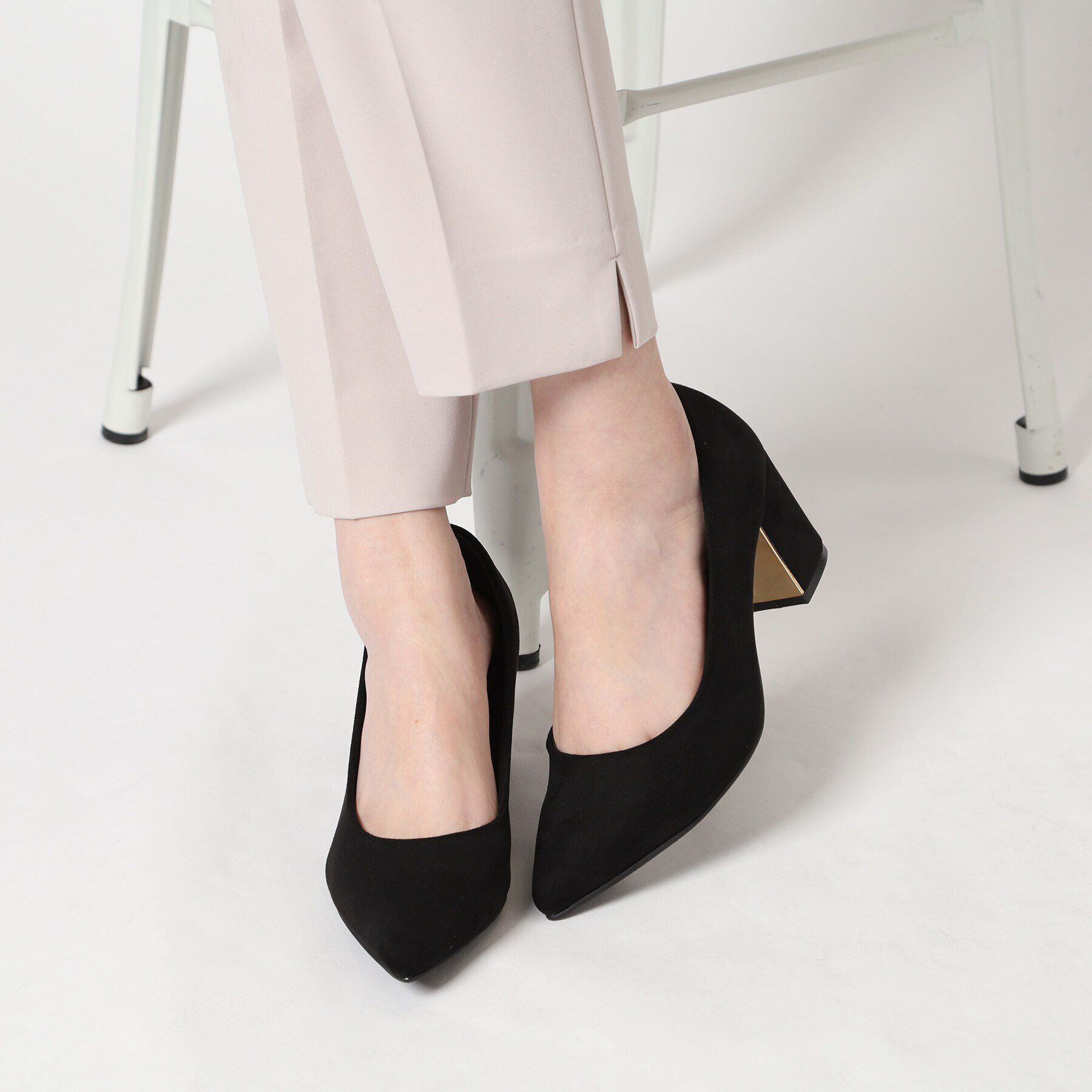 ESPERANZA「ゴールドプレート付きブロックヒールポインテッドトゥパンプス【ESPERANZA＿blanca】」|パンプス|