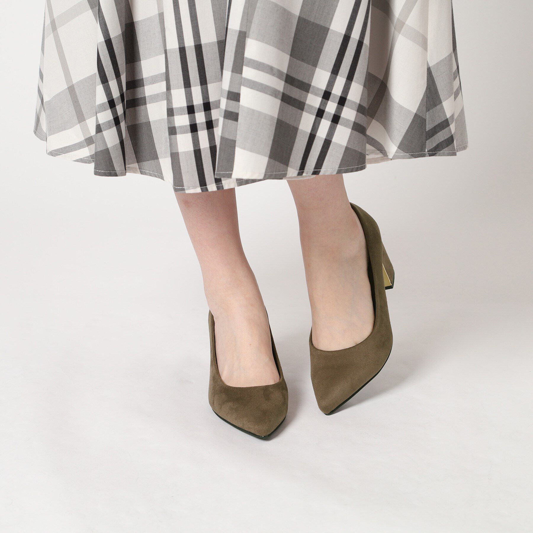 ESPERANZA「ゴールドプレート付きブロックヒールポインテッドトゥパンプス【ESPERANZA＿blanca】」|パンプス|