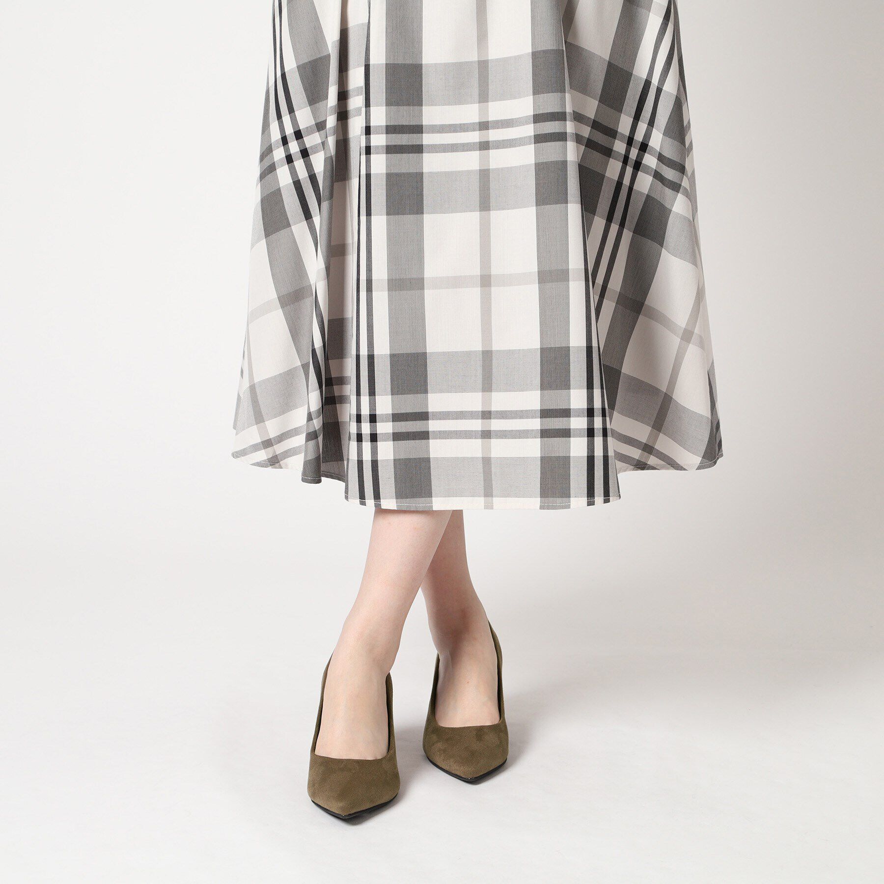 ESPERANZA「ゴールドプレート付きブロックヒールポインテッドトゥパンプス【ESPERANZA＿blanca】」|パンプス|