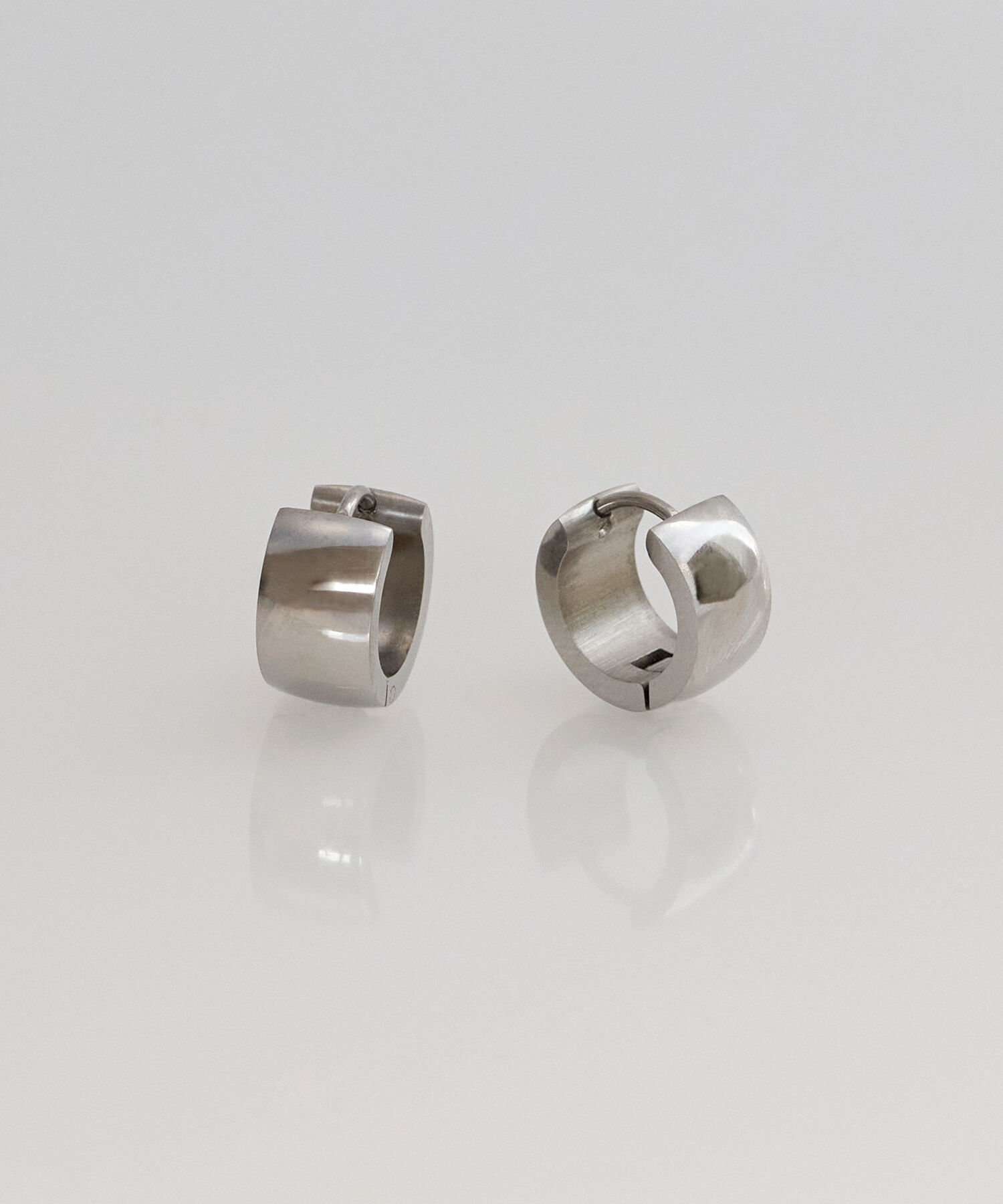 Phoebe「【金属アレルギー対応】ワンタッチワイドフープミニピアス　シルバー/サージカルステンレス」|ピアス|シルバー