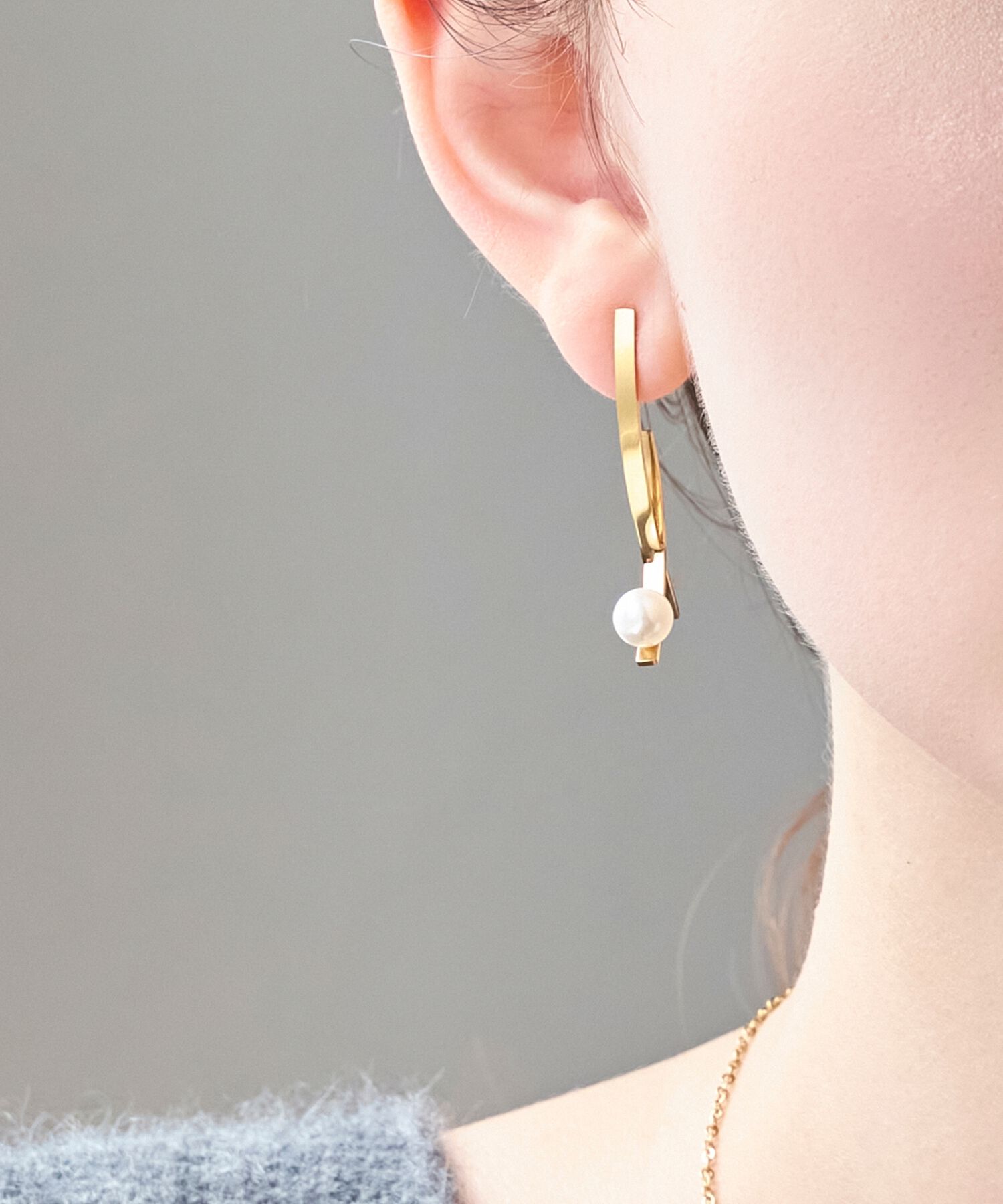 Phoebe「【金属アレルギー対応】クロスラインパールピアス　ゴールド/サージカルステンレス」|ピアス|