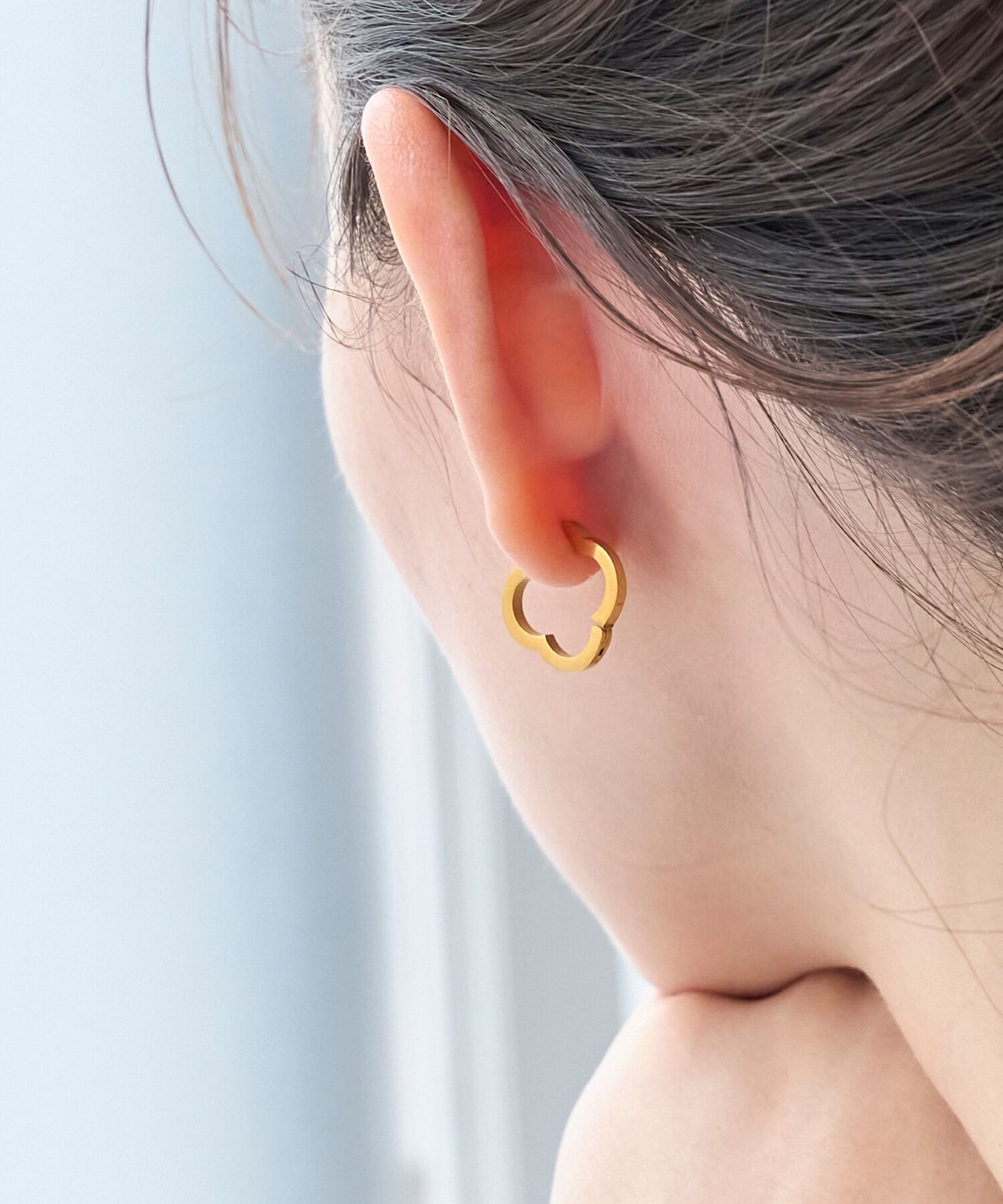 Phoebe「【金属アレルギー対応】フラワーワンタッチフープピアス　ゴールド/サージカルステンレス」|ピアス|