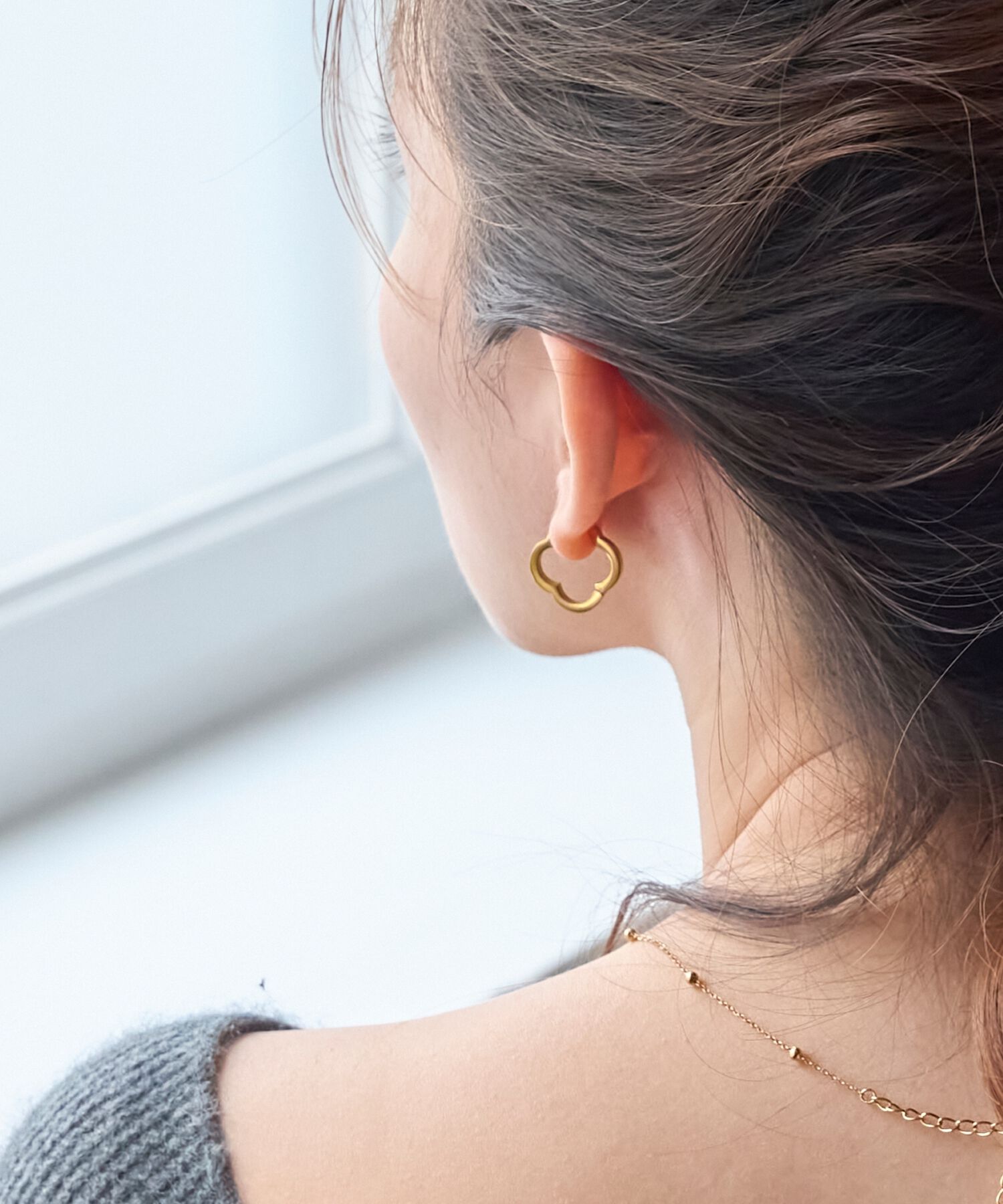 Phoebe「【金属アレルギー対応】フラワーワンタッチフープピアス　ゴールド/サージカルステンレス」|ピアス|