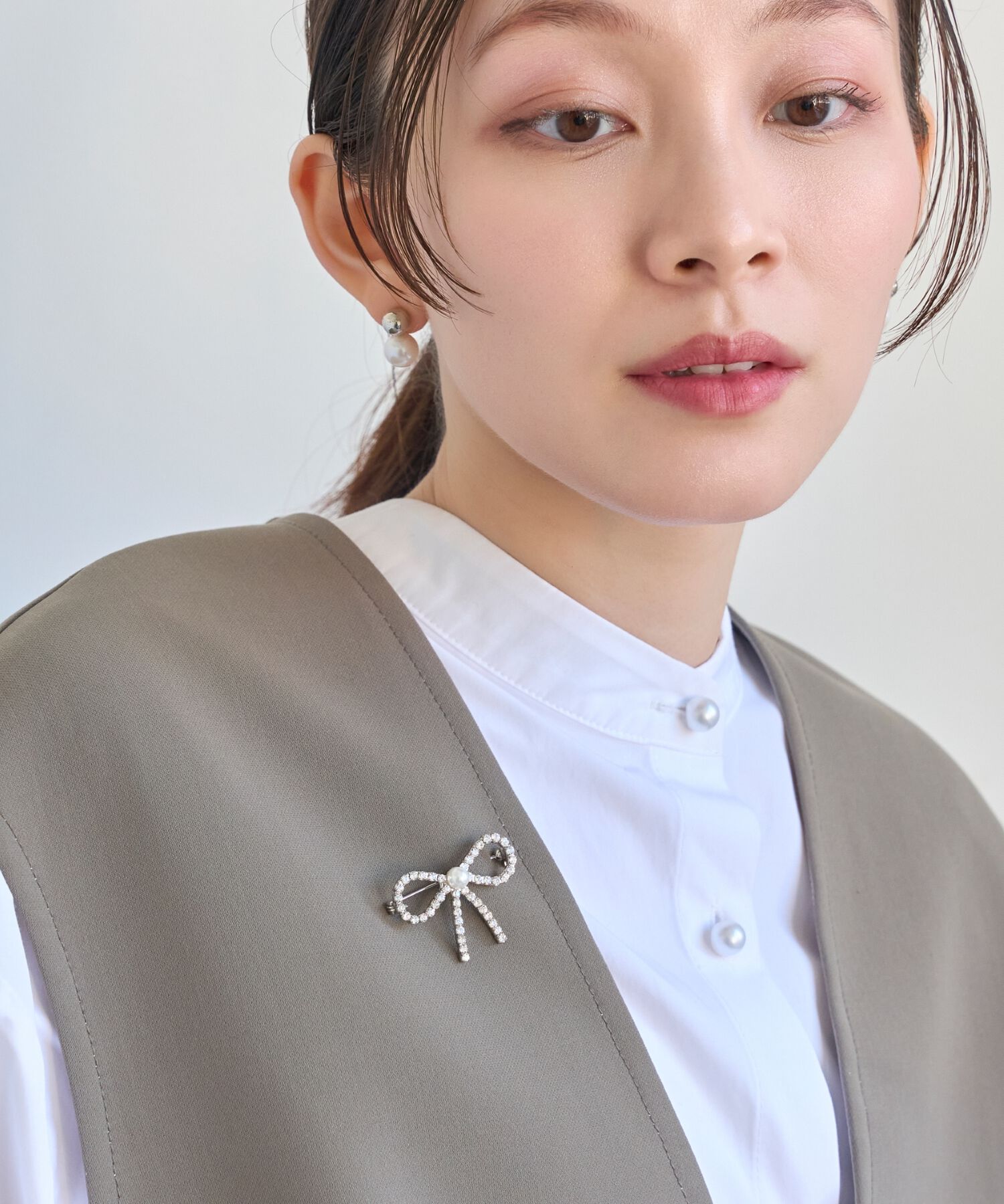 Phoebe「リボンパールビジューブローチ　シルバー」|ブローチ・コサージュ|