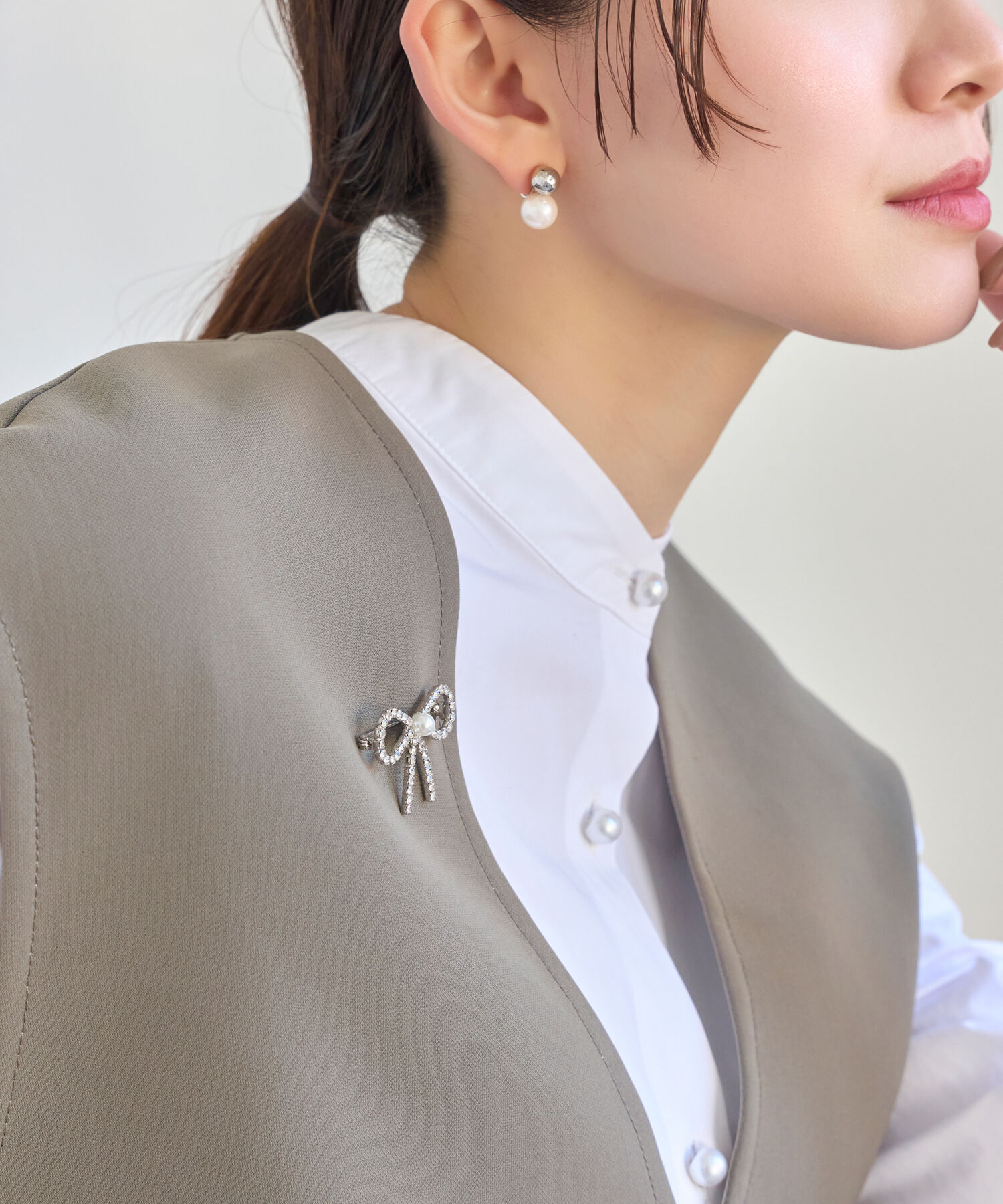 Phoebe「リボンパールビジューブローチ　シルバー」|ブローチ・コサージュ|