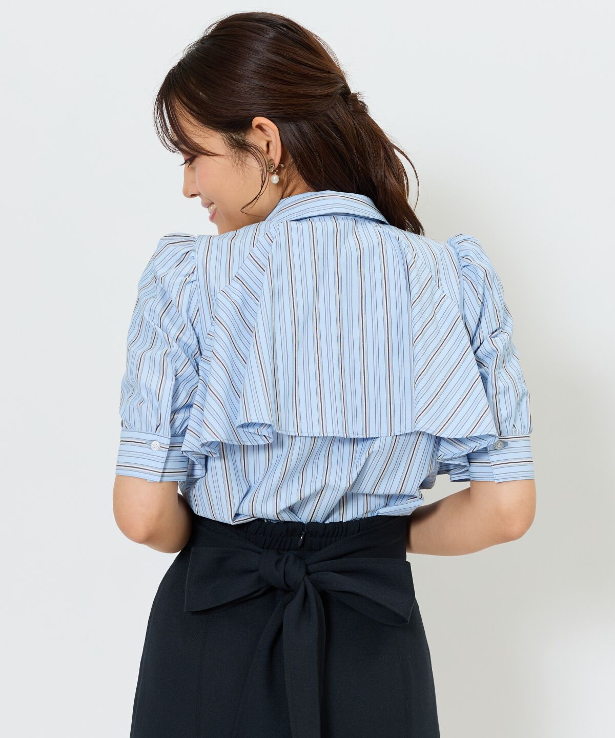 アンドクチュール「ビジューボタンストライプフリルブラウス」|シャツ・ブラウス|