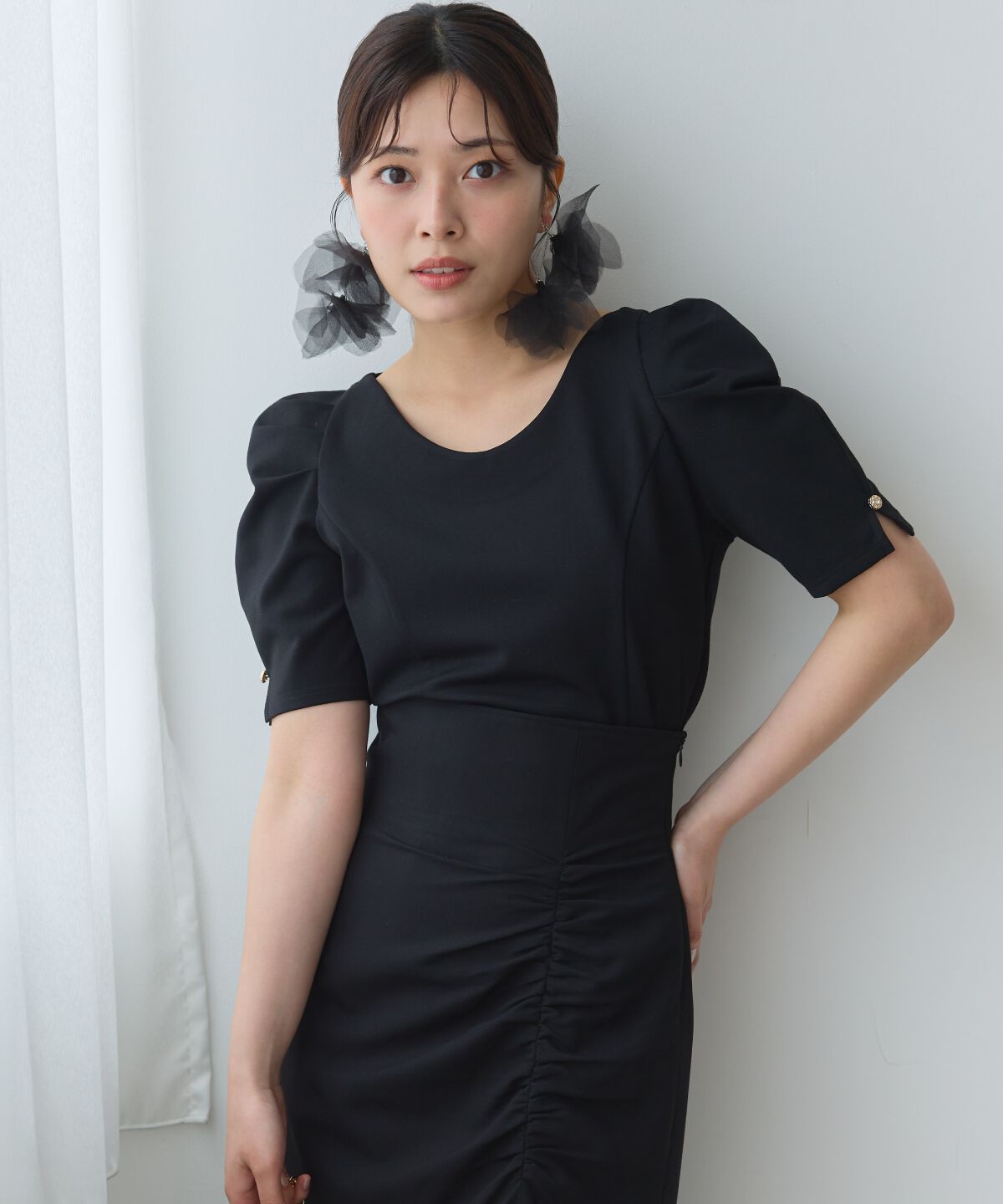 アンドクチュール「パワーショルダービジュープルオーバー」|Tシャツ・カットソー|ブラック