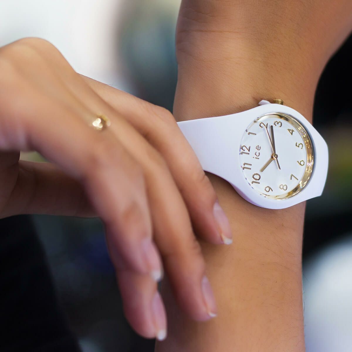 ICE-WATCH「〈ICE-WATCH(ｱｲｽｳｫｯﾁ)〉ICE glam ｺﾞｰﾙﾄﾞﾎﾜｲﾄ ﾅﾝﾊﾞｰｽﾞ ｽﾓｰﾙ」|腕時計|