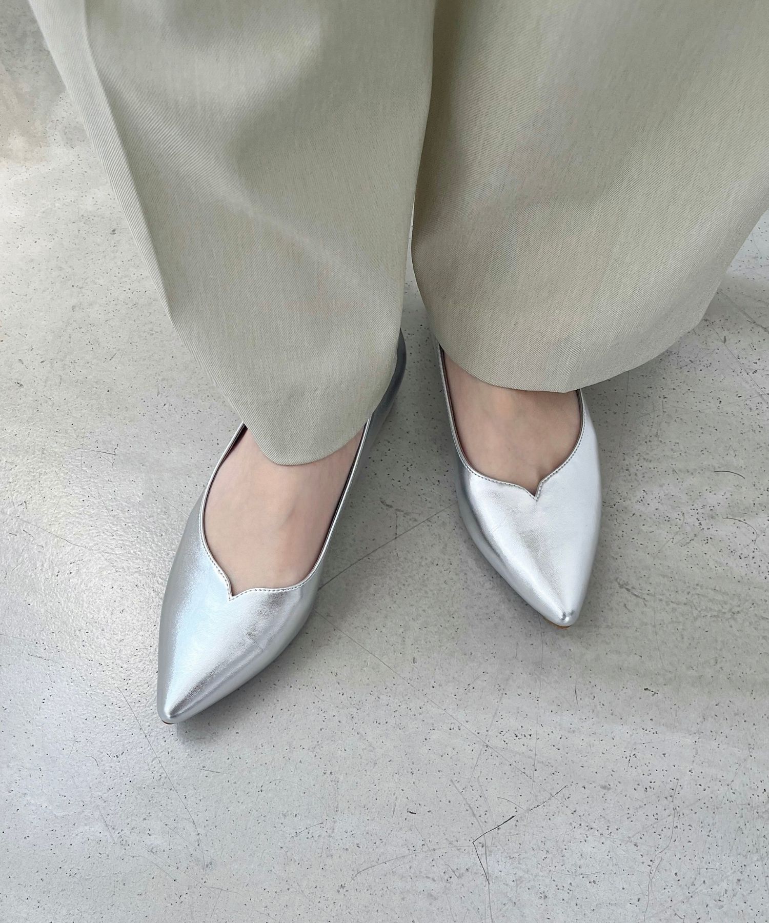 ORiental TRaffic「【WEB限定】スリットカット ポインテッドトゥ ヒール パンプス /55105 通勤 Vカット シンプル」|パンプス|SILVER