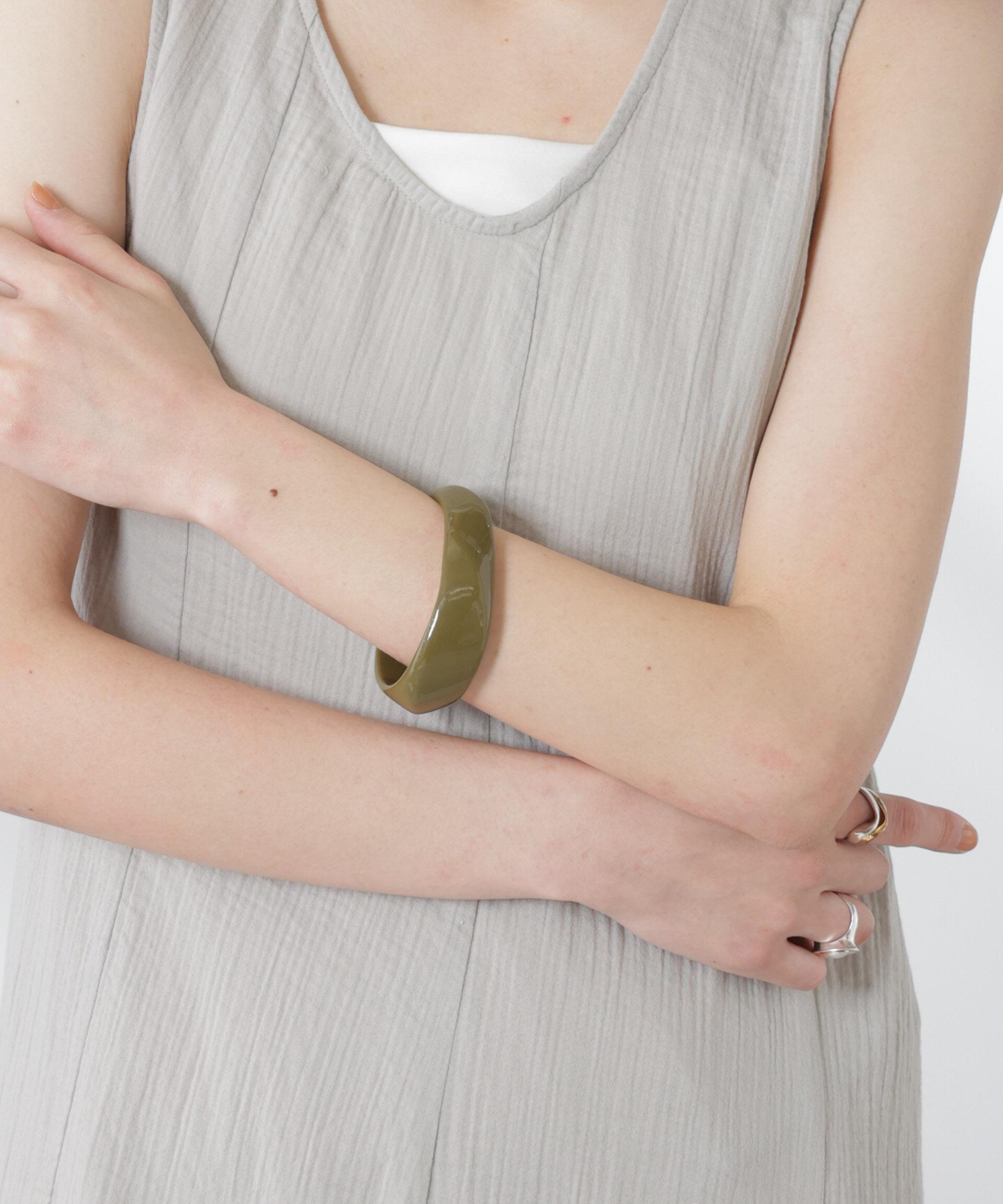 nano･universe「ワイドマーブルバングル」|ブレスレット・バングル|カーキ