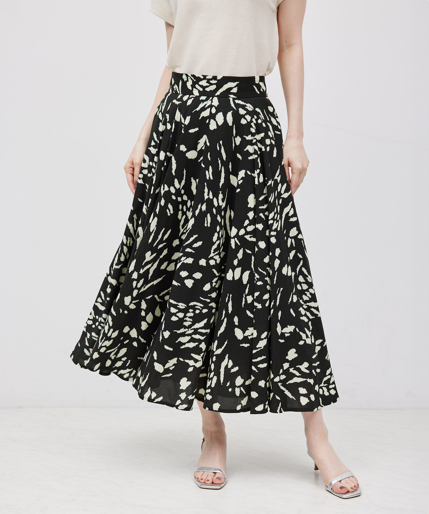 ROPE「【DEVEAUX】プリントフレアスカート」|スカート|ブラック(01)