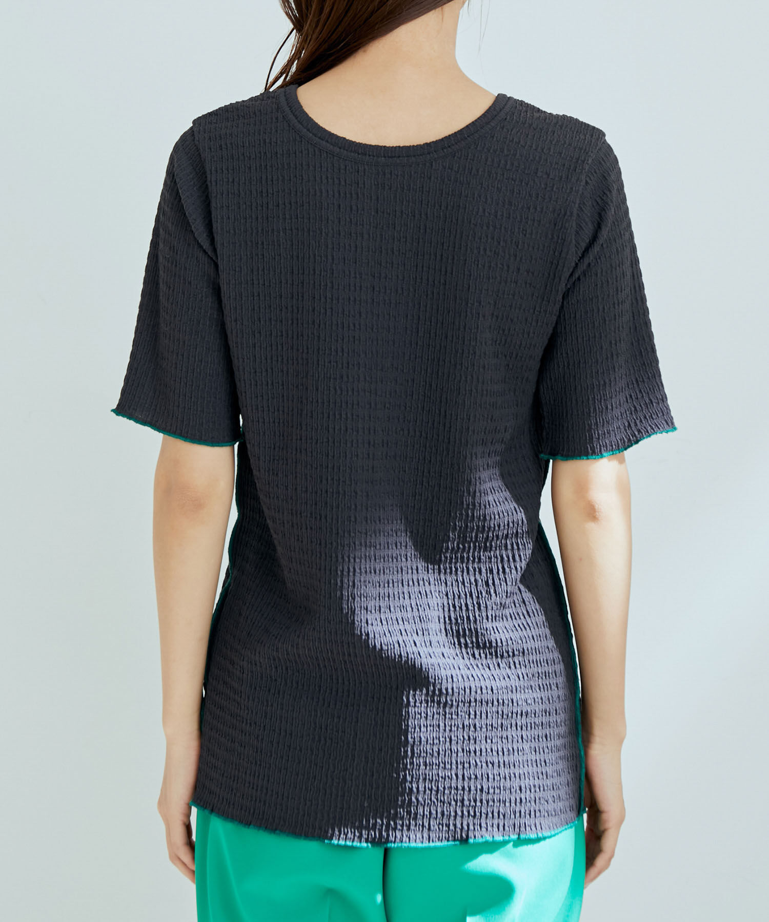 vis-a-vis「【WEB限定】前後２WAY配色メロウスリットフクレジャガードプルオーバー」|Tシャツ・カットソー|