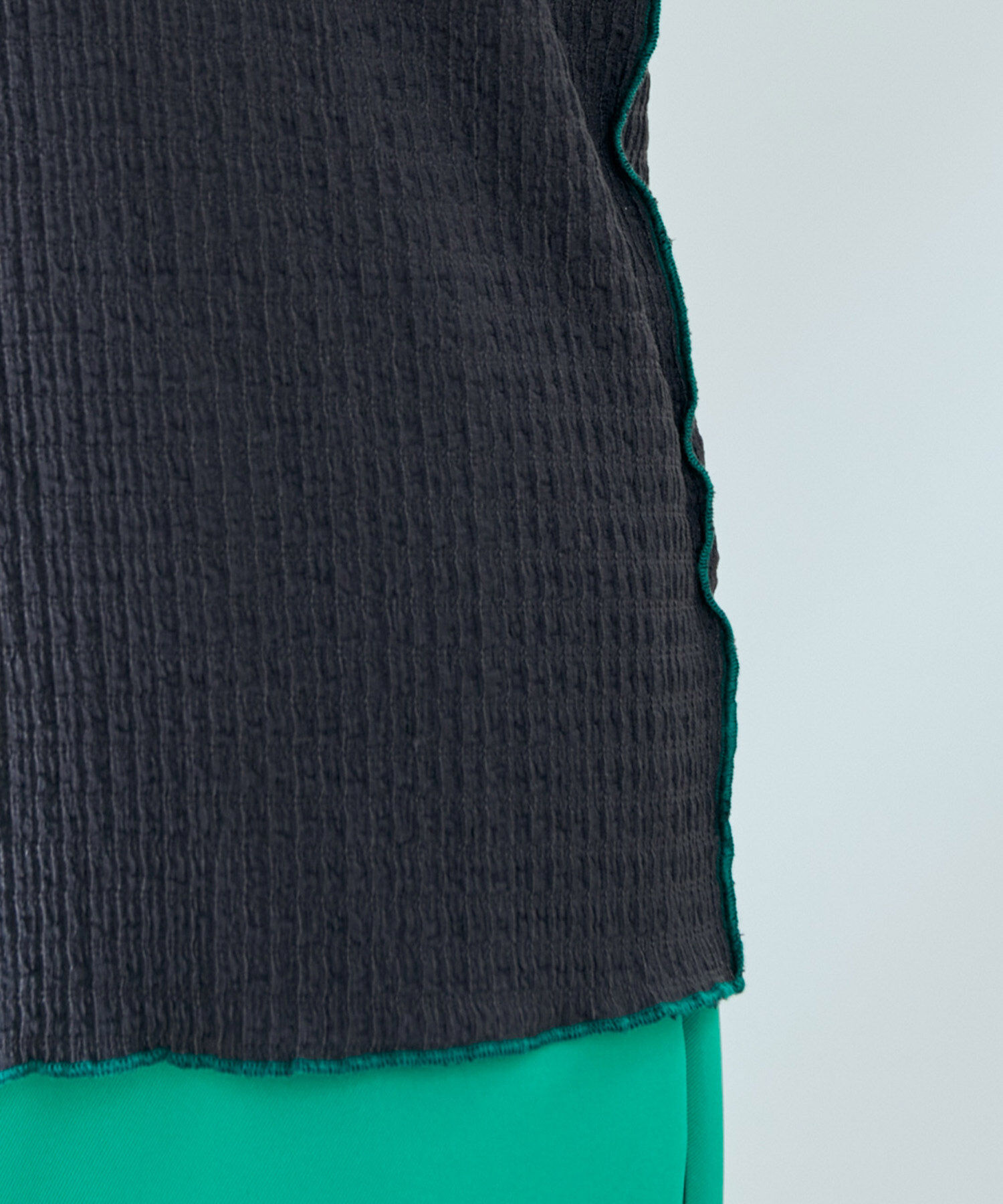 vis-a-vis「【WEB限定】前後２WAY配色メロウスリットフクレジャガードプルオーバー」|Tシャツ・カットソー|