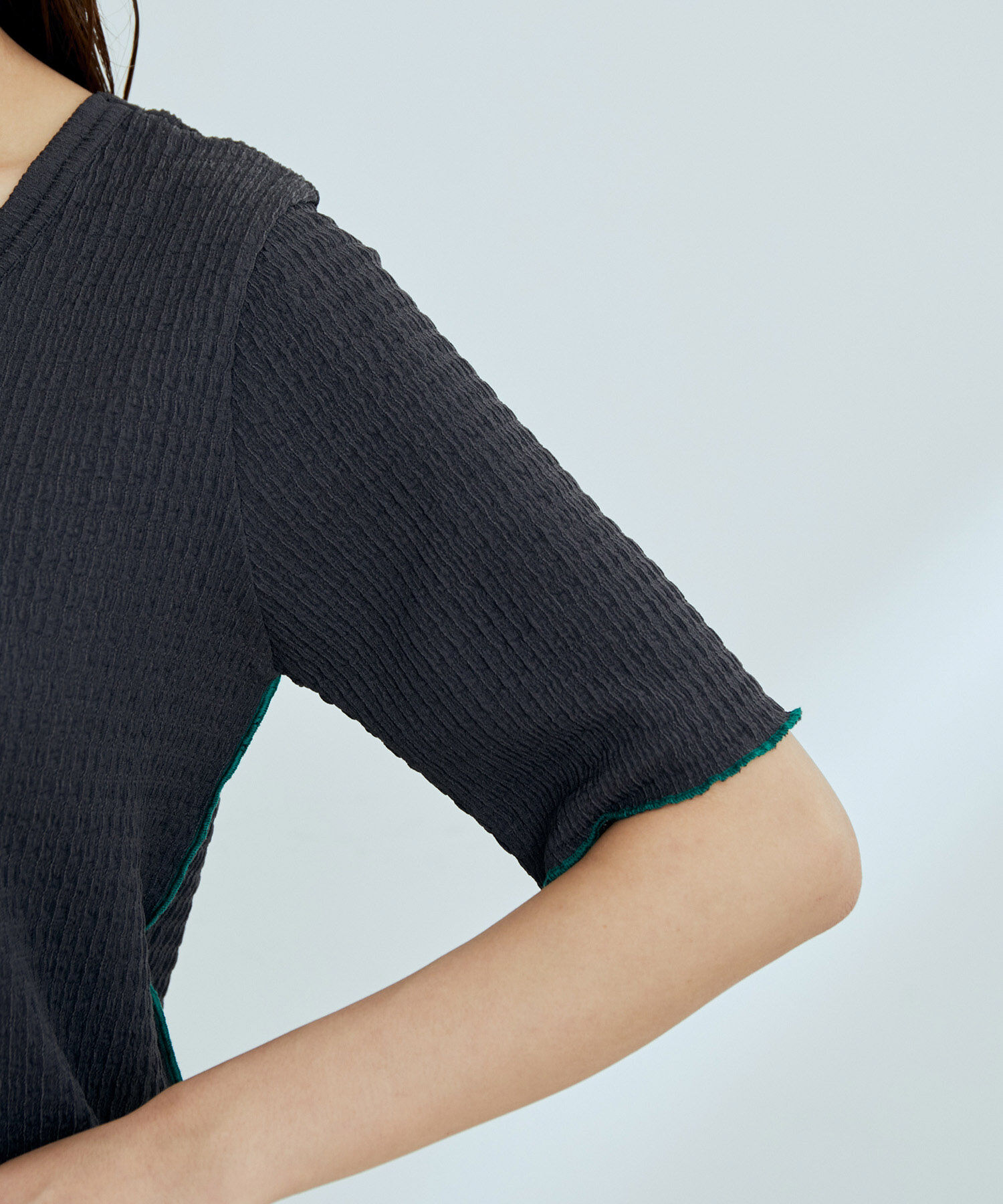 vis-a-vis「【WEB限定】前後２WAY配色メロウスリットフクレジャガードプルオーバー」|Tシャツ・カットソー|