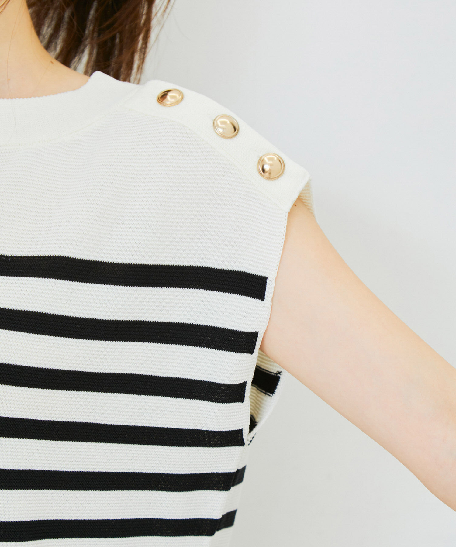 VIS「ゴールド釦アクセントフレンチスリーブニット」|ニット・セーター|