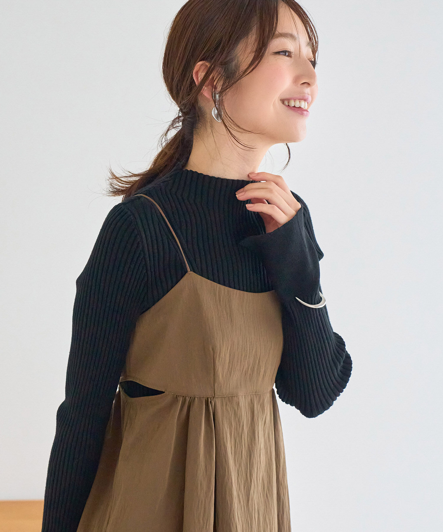 VIS「【洗える】モックネック袖スリットリブニット」|ニット・セーター|