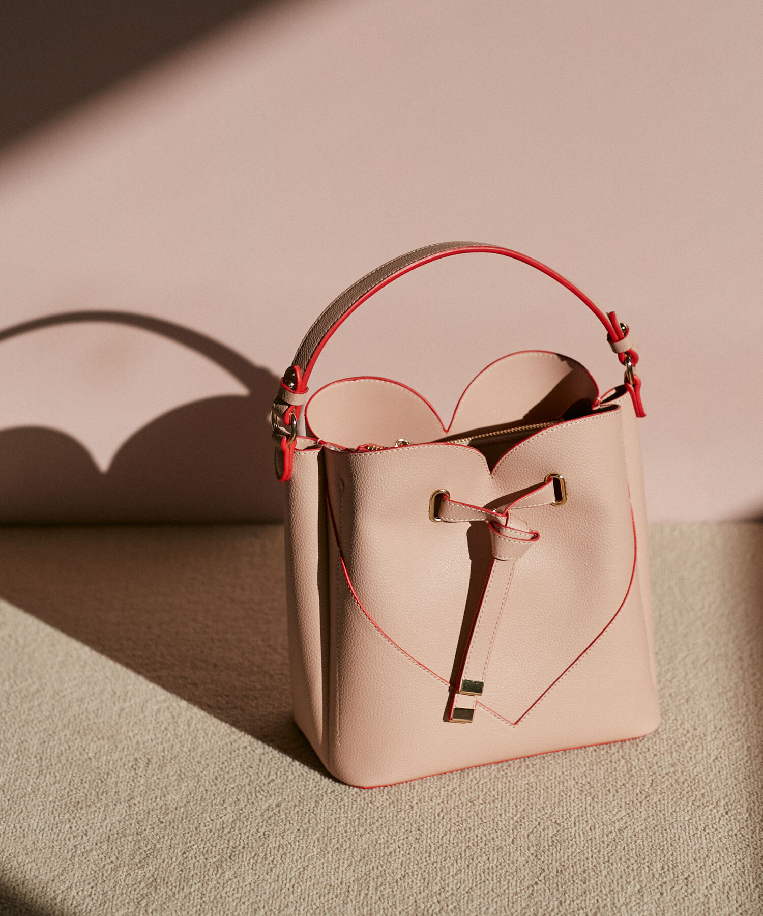 VIS「【追加生産】【2WAY】ハートカットバッグ」|ハンドバッグ|ピンク(63)