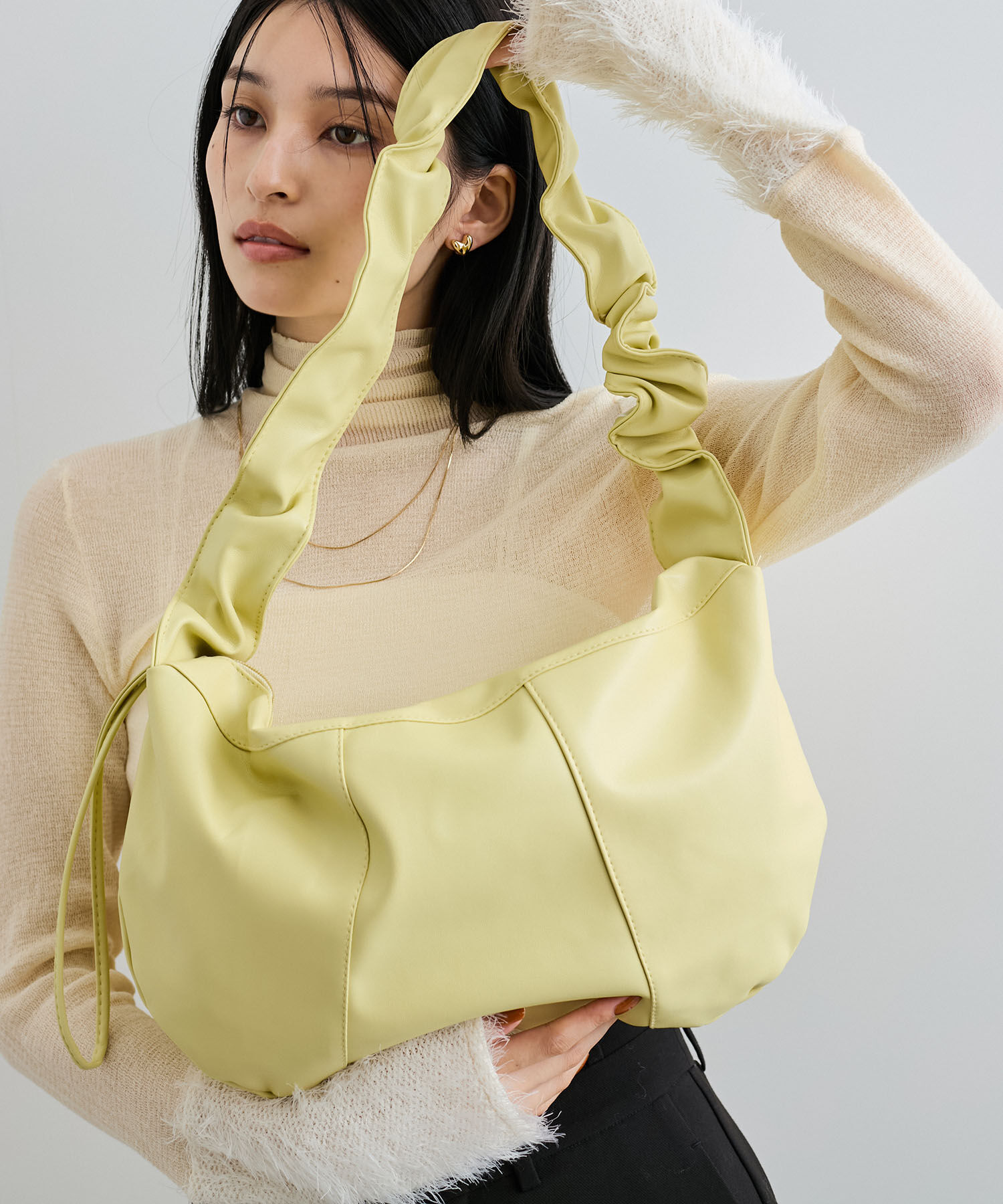 VIS「ソフトボディクシュクシュハンドルショルダーバッグ」|ショルダー・メッセンジャー|イエロー系(82)