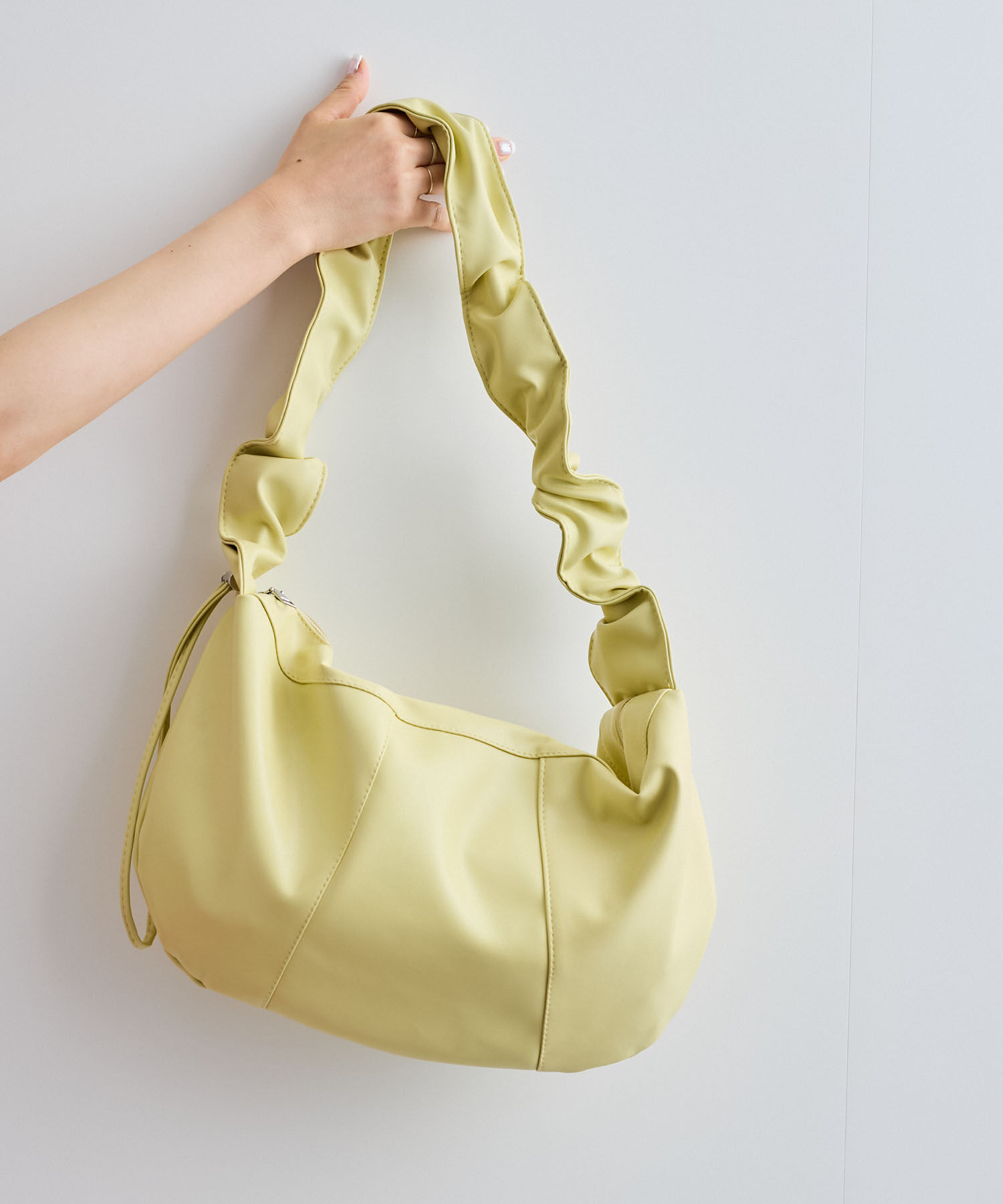 VIS「ソフトボディクシュクシュハンドルショルダーバッグ」|ショルダー・メッセンジャー|