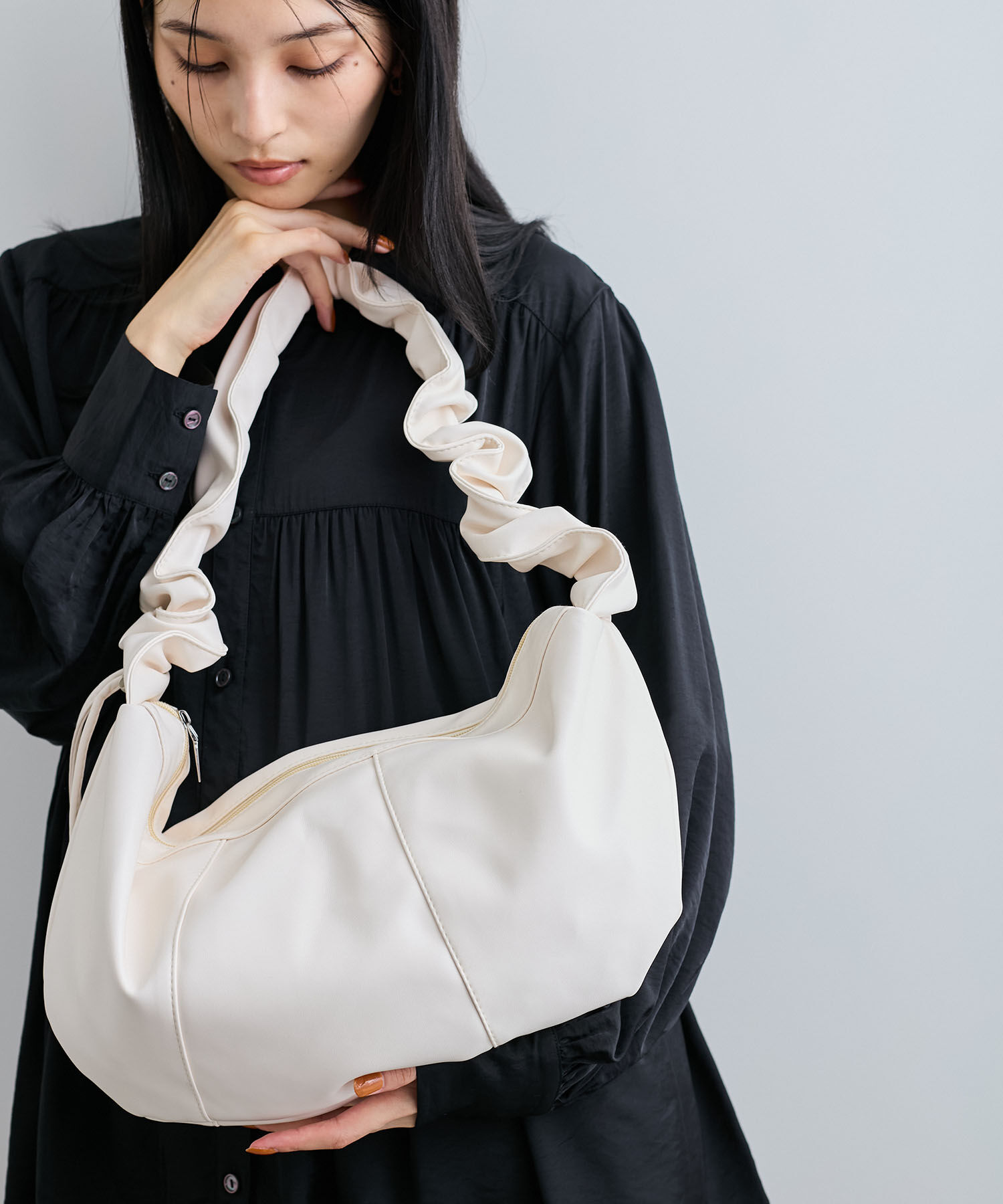 VIS「ソフトボディクシュクシュハンドルショルダーバッグ」|ショルダー・メッセンジャー|