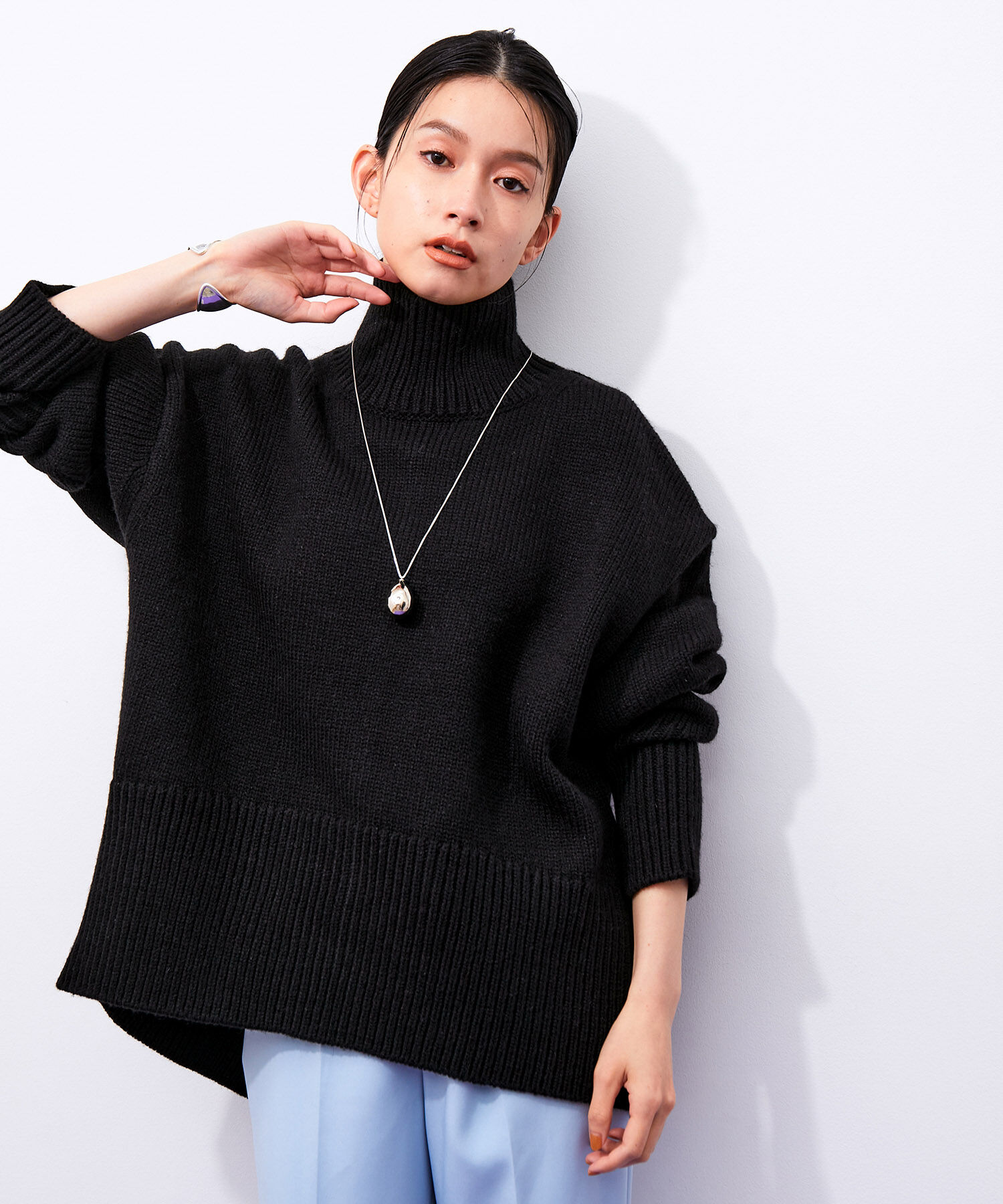 ADAM ET ROPE'「【WEB限定】タートルバックスリットニットプルオーバー」|ニット・セーター|ブラック(01)