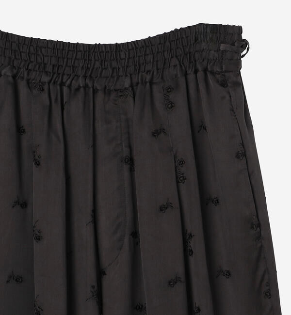  「TICCA | フラワーエンブロイダリー サテンパンツ WOMEN」|チノ|