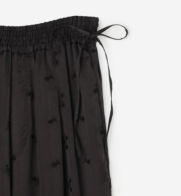  「TICCA | フラワーエンブロイダリー サテンパンツ WOMEN」|チノ|