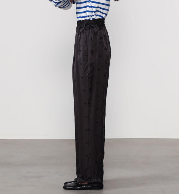  「TICCA | フラワーエンブロイダリー サテンパンツ WOMEN」|チノ|