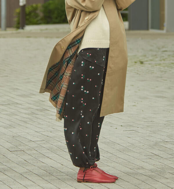  「TICCA | フラワーエンブロイダリー サテンパンツ WOMEN」|チノ|