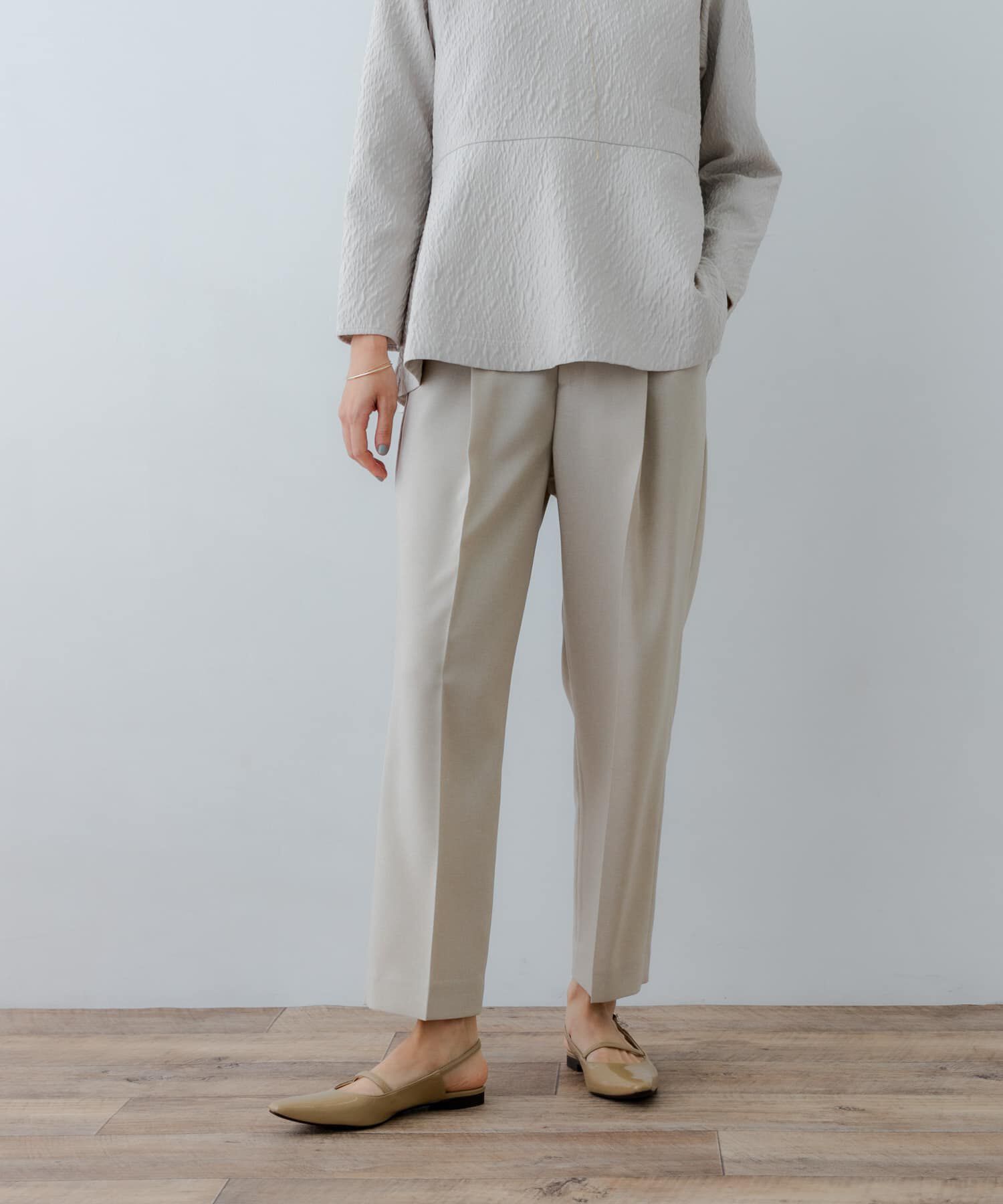 URBAN RESEARCH「『3サイズ展開』タックテーパードパンツ」|その他|ベージュ