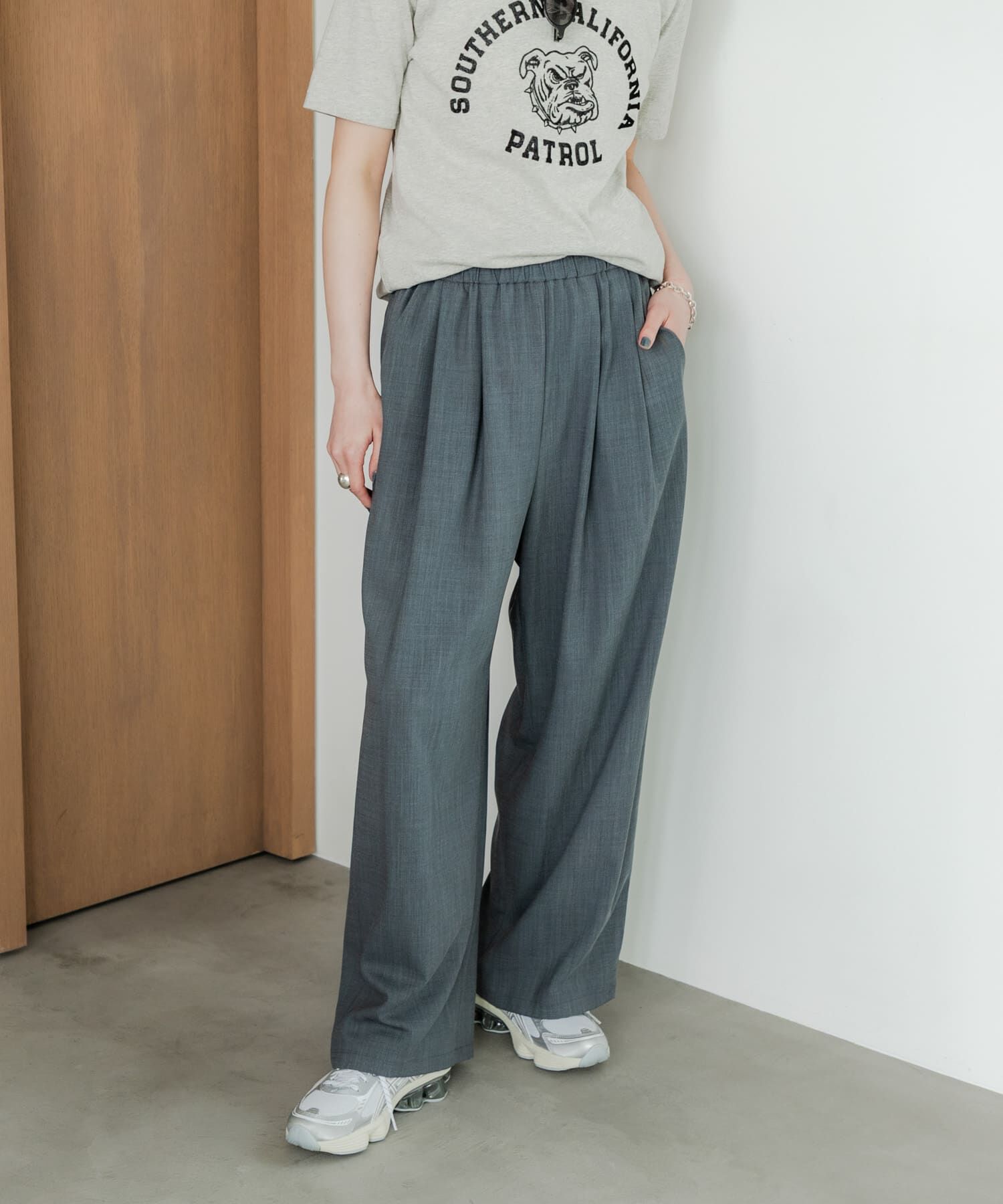 URBAN RESEARCH「『3サイズ展開』『イージーケア』タックギャザーストレートパンツ」|その他|チャコールグレー