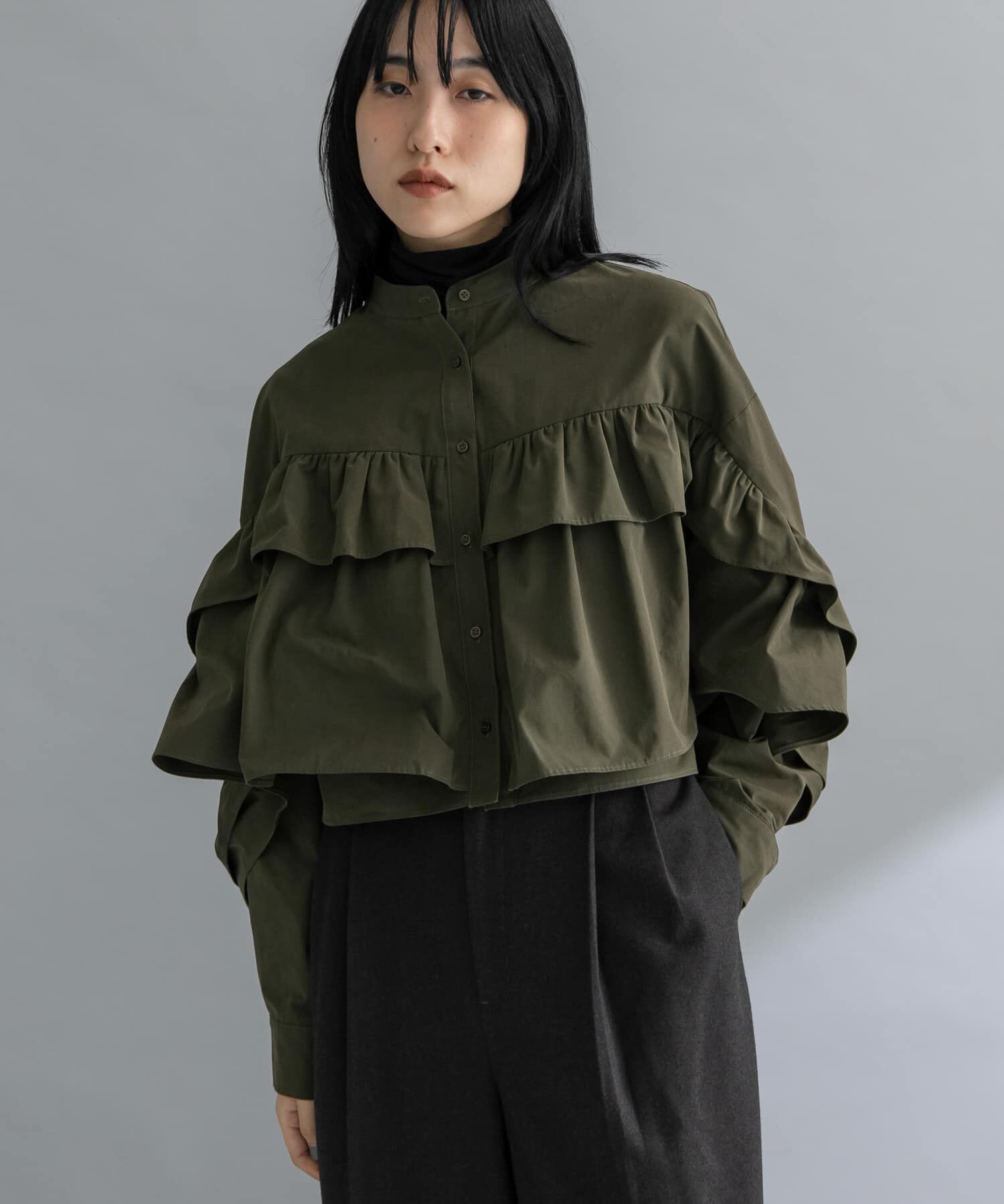  「『WEB限定』ラッフルデザインブラウス」|シャツ・ブラウス|カーキ