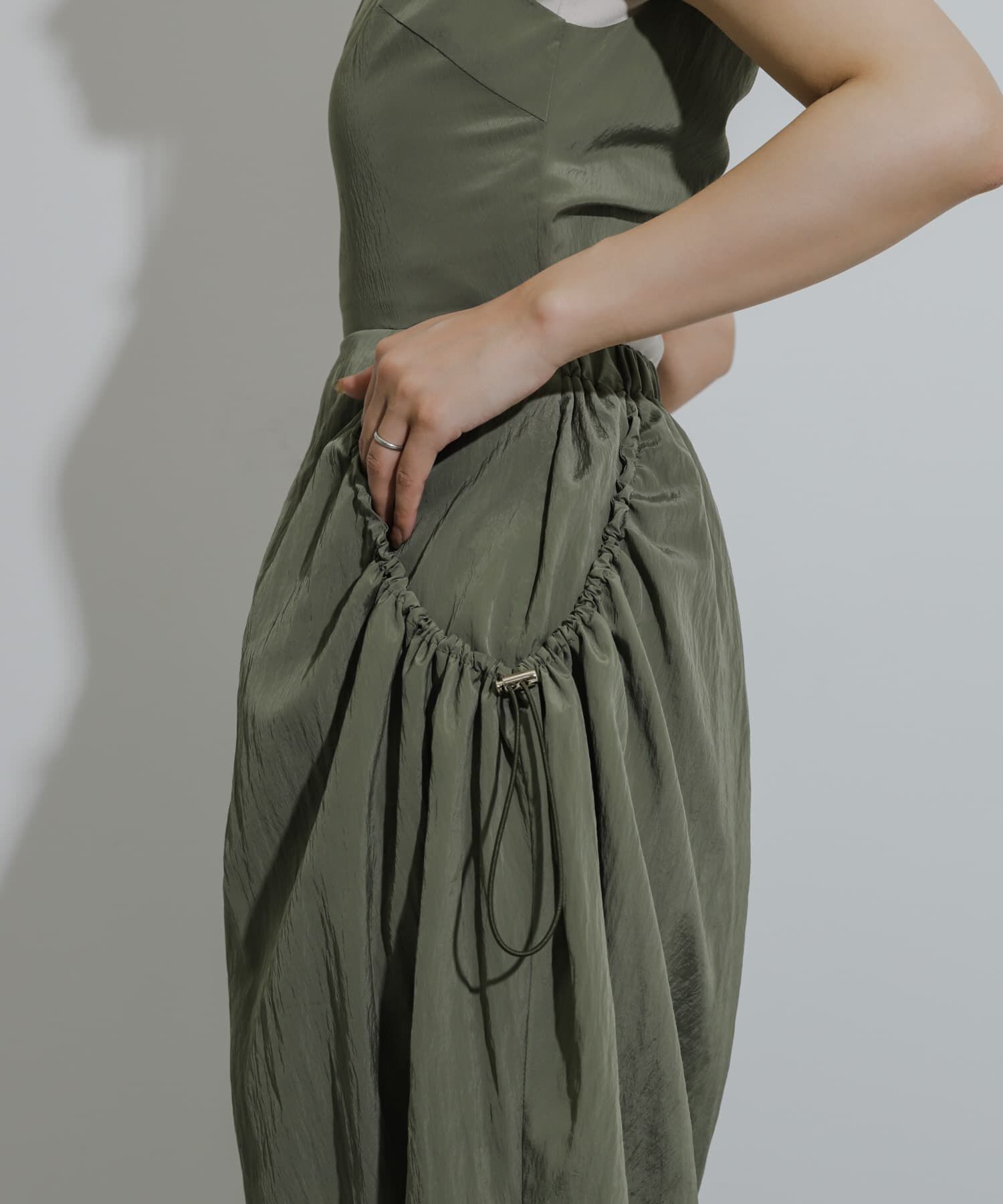 SENSE OF PLACE by URBAN RESEARCH「ナイロンギャザーコクーンワンピース」|ワンピース|