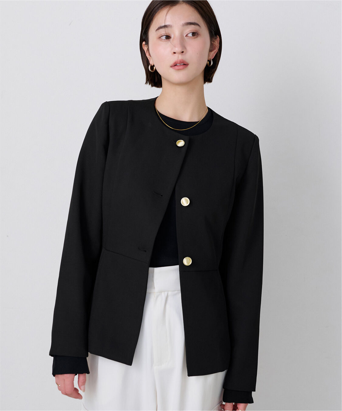 ur's「【小林有里さんコラボアイテム】美シルエットゴールド釦ペプラムジャケット」|ノーカラージャケット|