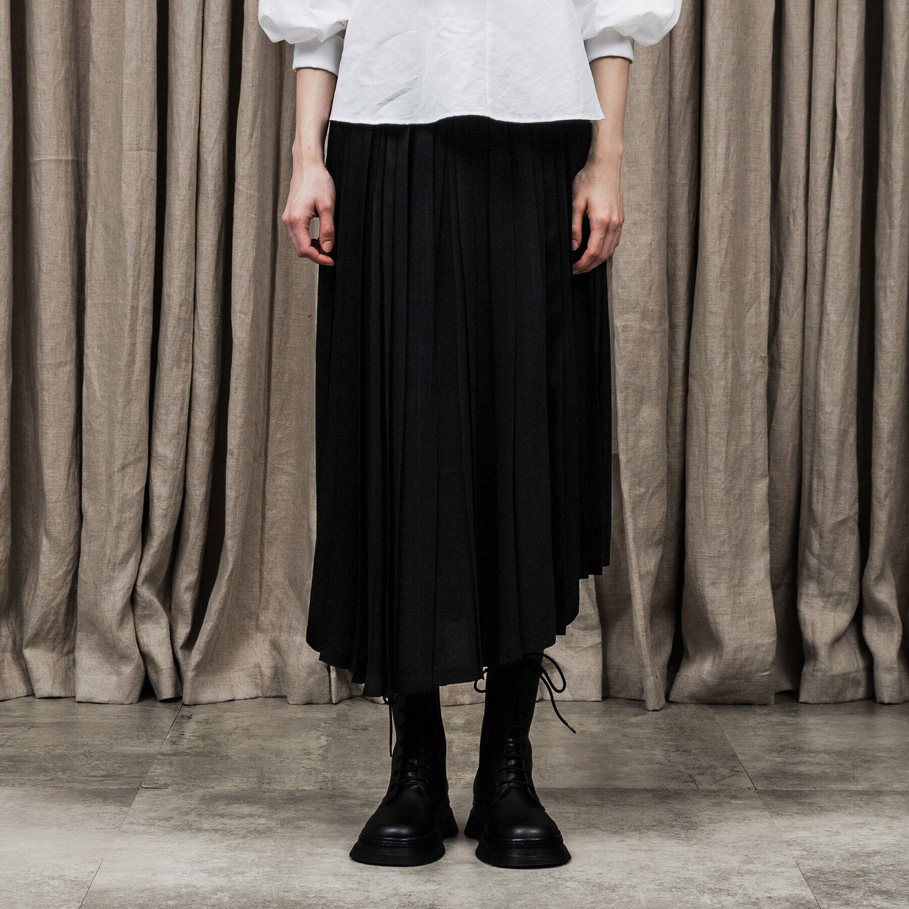 UNTITLED「バックサテンジョーゼット スカート」|スカート|ブラック(019)