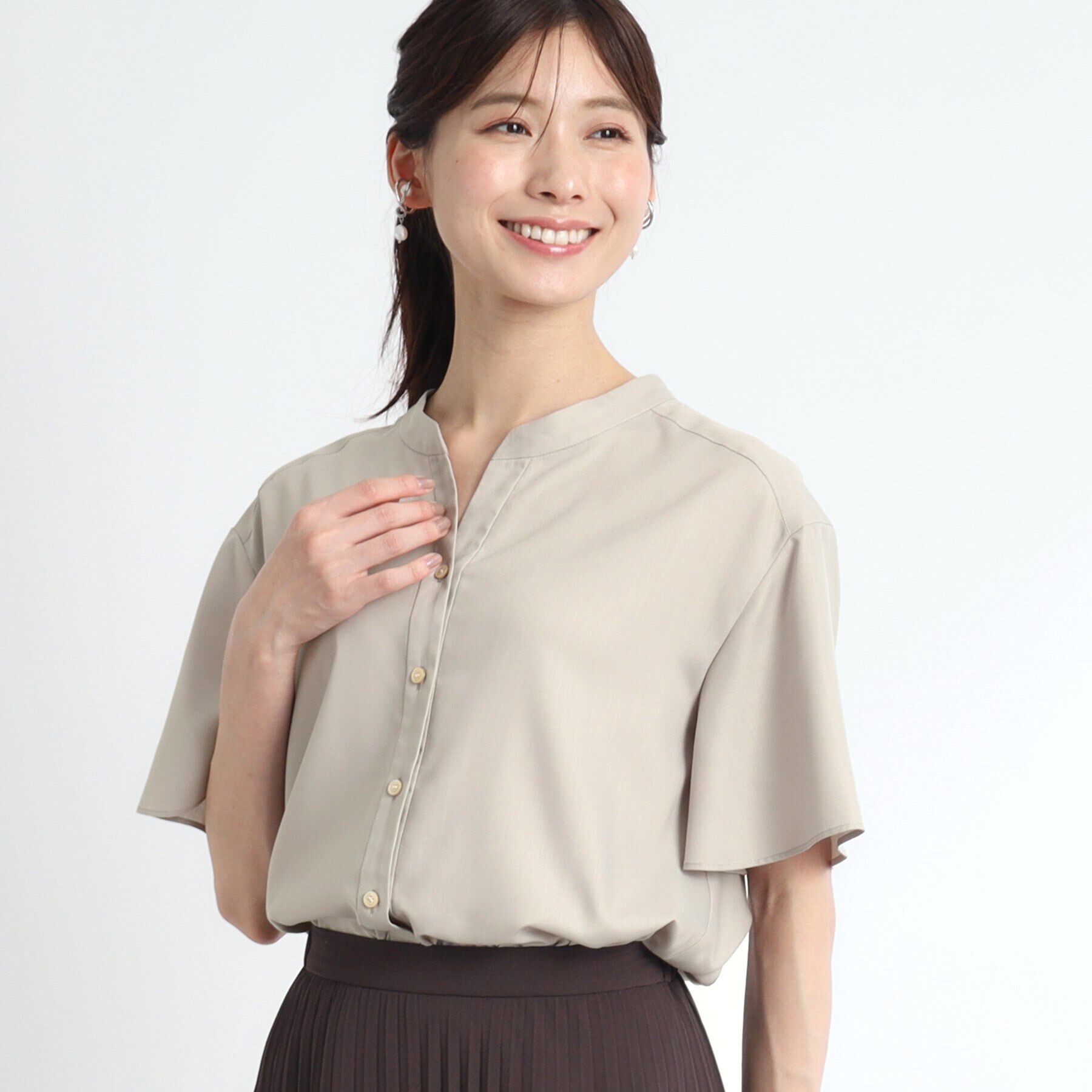 Reflect「【SALE／接触冷感／マシンウォッシュ可／セットアップ可能】リラクシーフレアスリーブブラウス」|シャツ・ブラウス|ベージュ(052)