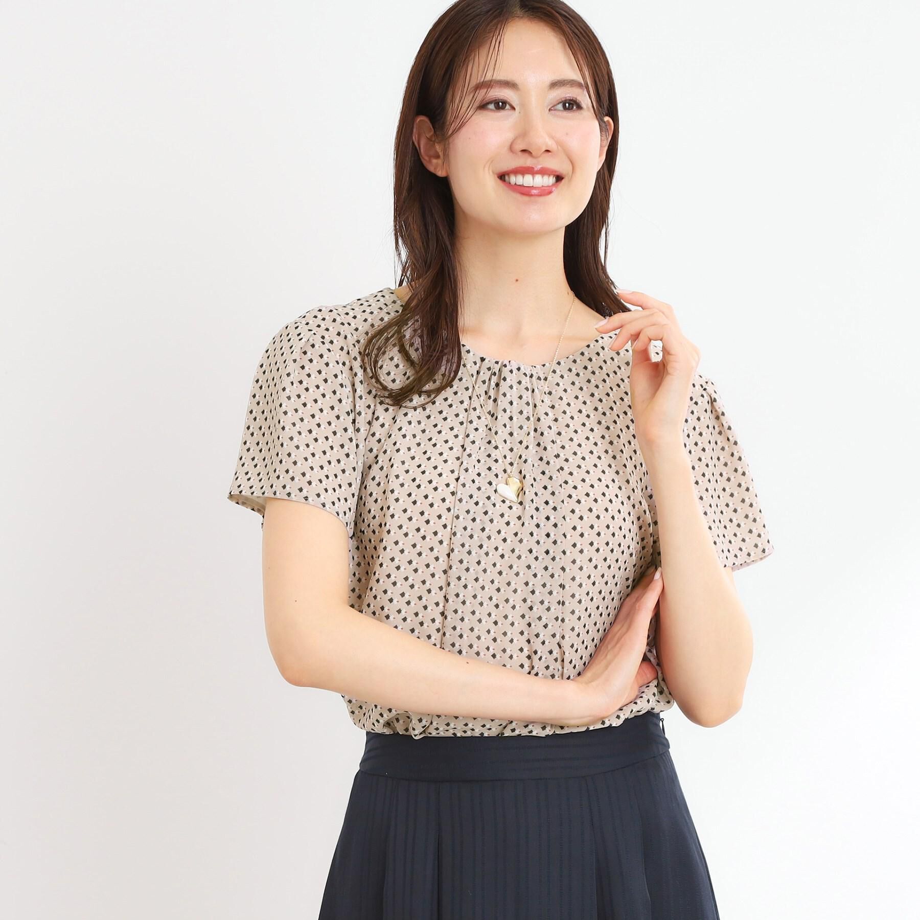 Reflect「【マシンウォッシュ可／セットアップ可】ギャザータックプリントブラウス」|シャツ・ブラウス|ベージュ(152)