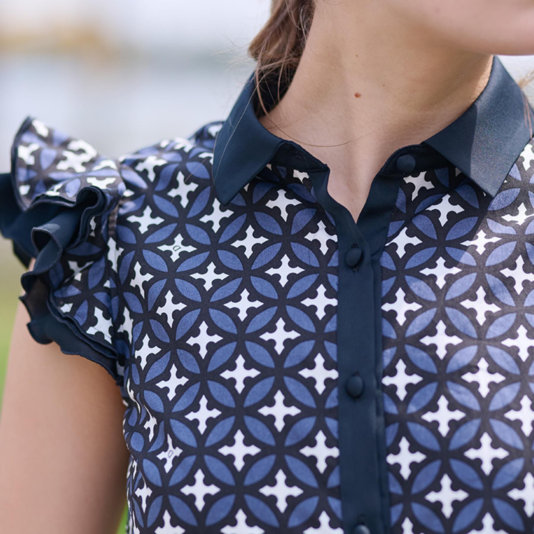 DRESSTERIOR「【大人百花春号掲載 モデル美香さん着用】オーバーラップウィングスリーブブラウス」|シャツ・ブラウス|